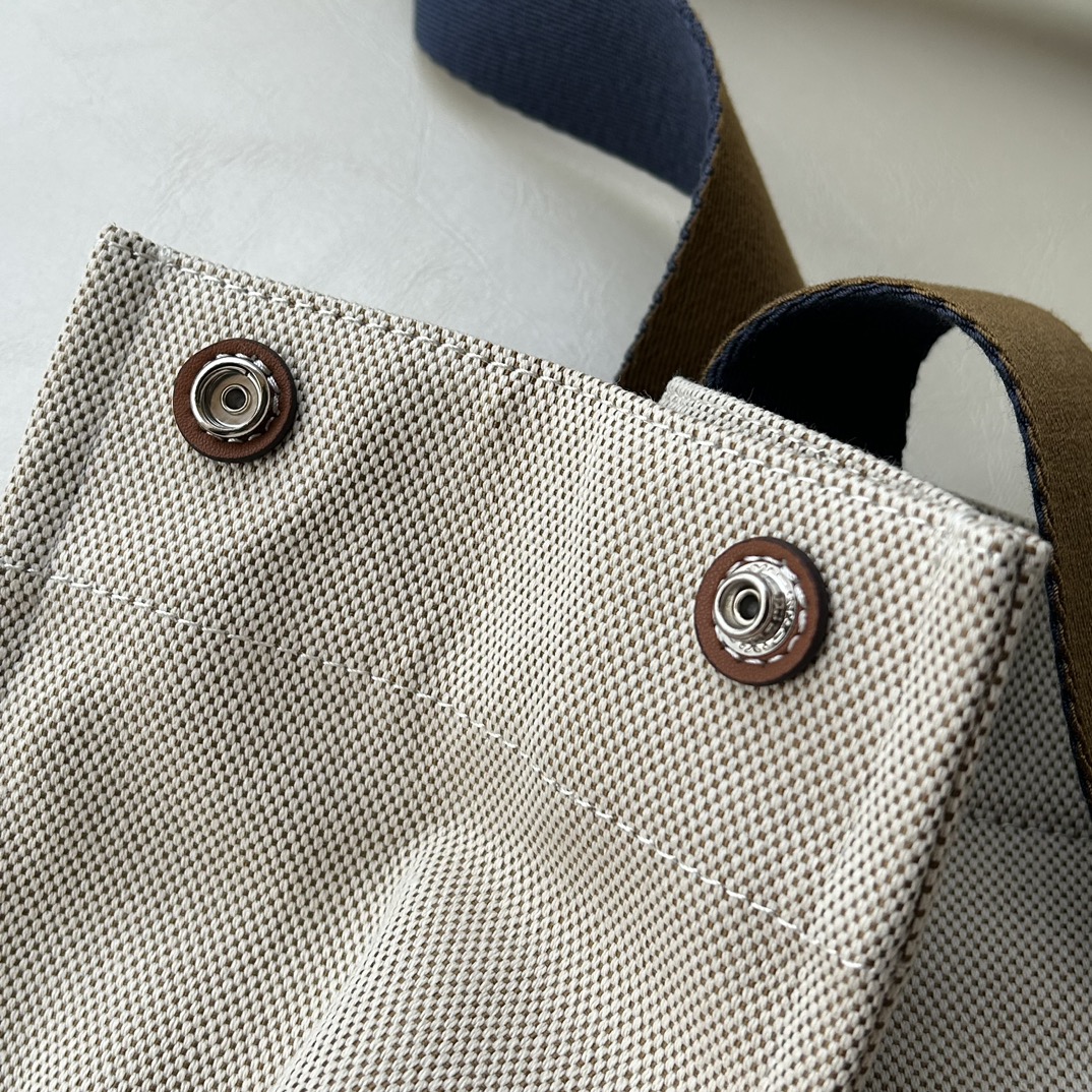 Tory Burch ～TB新款帆布托特包 这是大小号 精选耐用帆布打造 搭配网纹背带和标志性双 T 挂饰