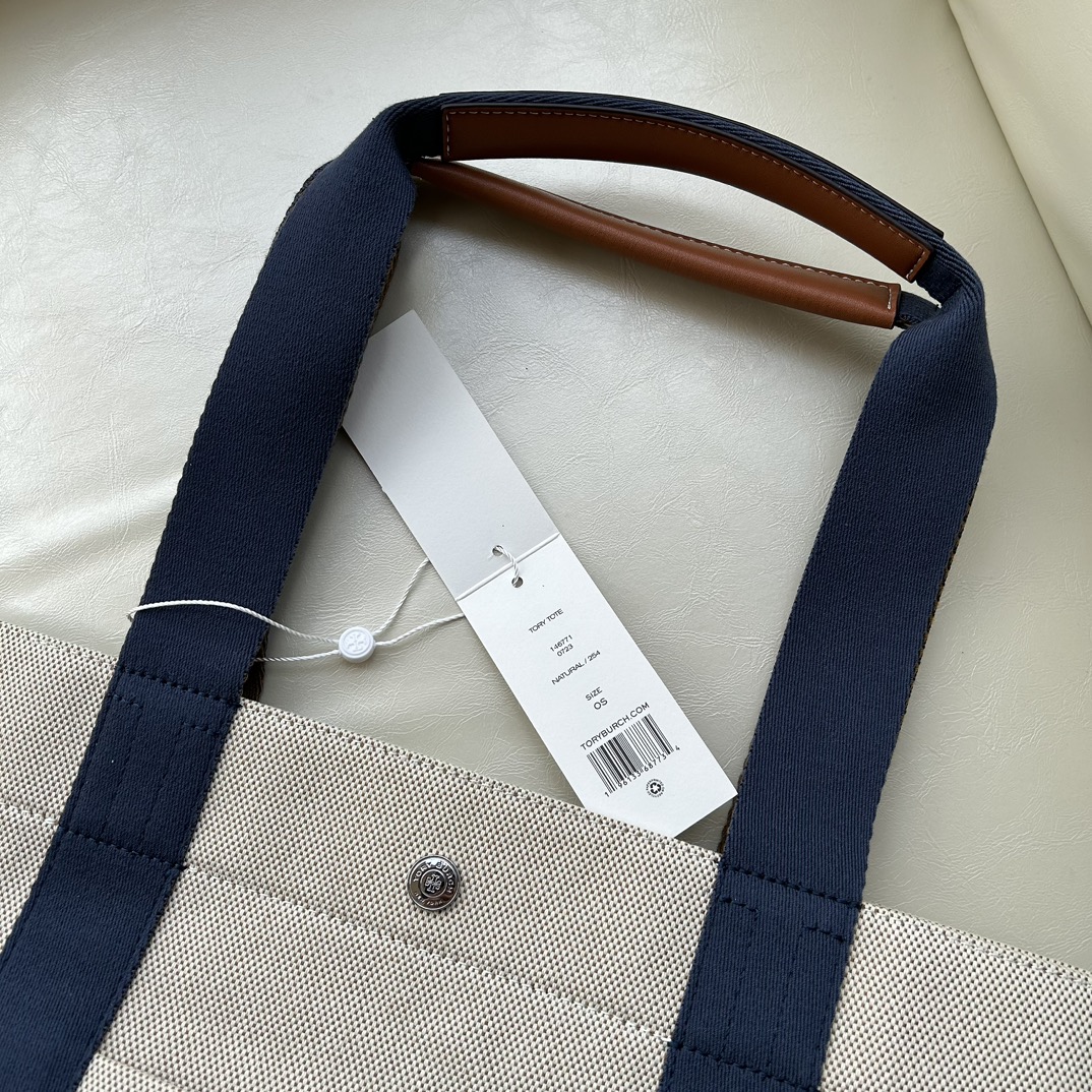 Tory Burch ～TB新款帆布托特包 这是大小号 精选耐用帆布打造 搭配网纹背带和标志性双 T 挂饰