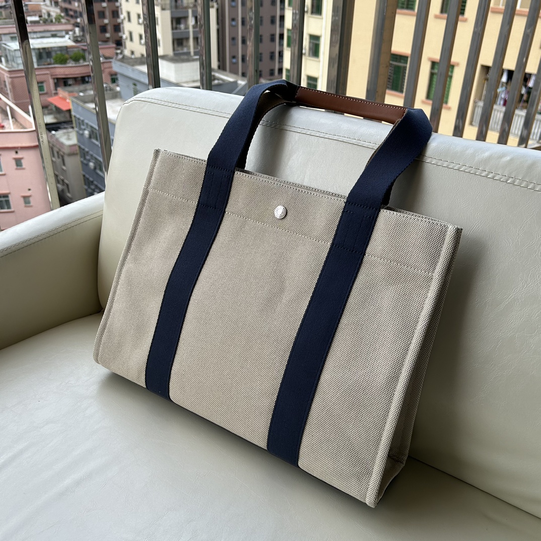 Tory Burch ～TB新款帆布托特包 这是大小号 精选耐用帆布打造 搭配网纹背带和标志性双 T 挂饰