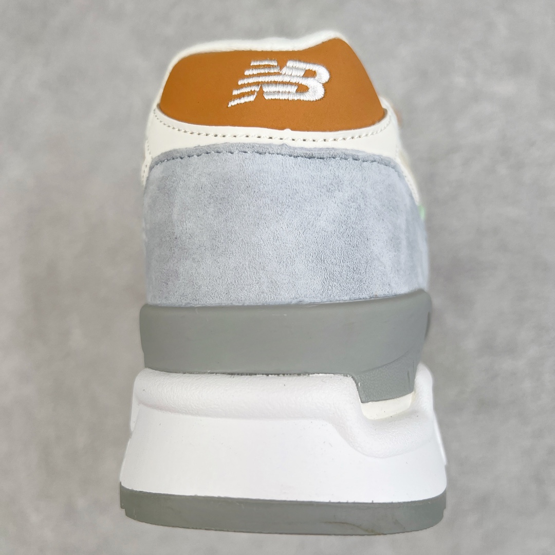 图片[8]-＃K版纯原 New Balance M998 Made in USA NB新百伦高端美产血统系列经典复古休闲运动慢跑鞋 NB998 诞生于 1993 年，作为第一双使用 ABZORB 缓冲材料的鞋款，一经发售就受到大量消费者的热烈追捧，如今已经成为了历久不衰的经典代表鞋款之一。原楦原数据开发版型 以优质面料制成鞋面结构。鞋面采用经典网眼布材质，辅以绒面革覆盖，带来更加清爽舒适的穿着体验。鞋舌上标记的 \\\”998\\\” 字样增强鞋款辨识度的同时，为鞋款注入更多动人细节。鞋款采用 ABZORB 缓冲材料的中底，通过缓冲和压缩阻力相结合来吸收冲击，稳定性高，不易打滑，助你畅享舒适有型的运动体验。采用猪巴革组合网织鞋面材质 后跟嵌入TPU装饰条稳固 升级原装5层独立私模 尺码：36 36.5 37 38 39.5 40 40.5 41.5 42 42.5 43 44 44.5 45-选品中心