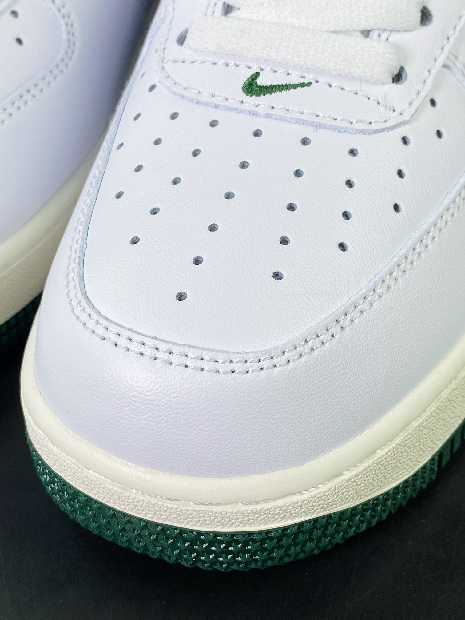 200 Air Force 1’07 Low”White Green”空军一号板鞋“皮革白森林绿电绣钩子”FV0392-100