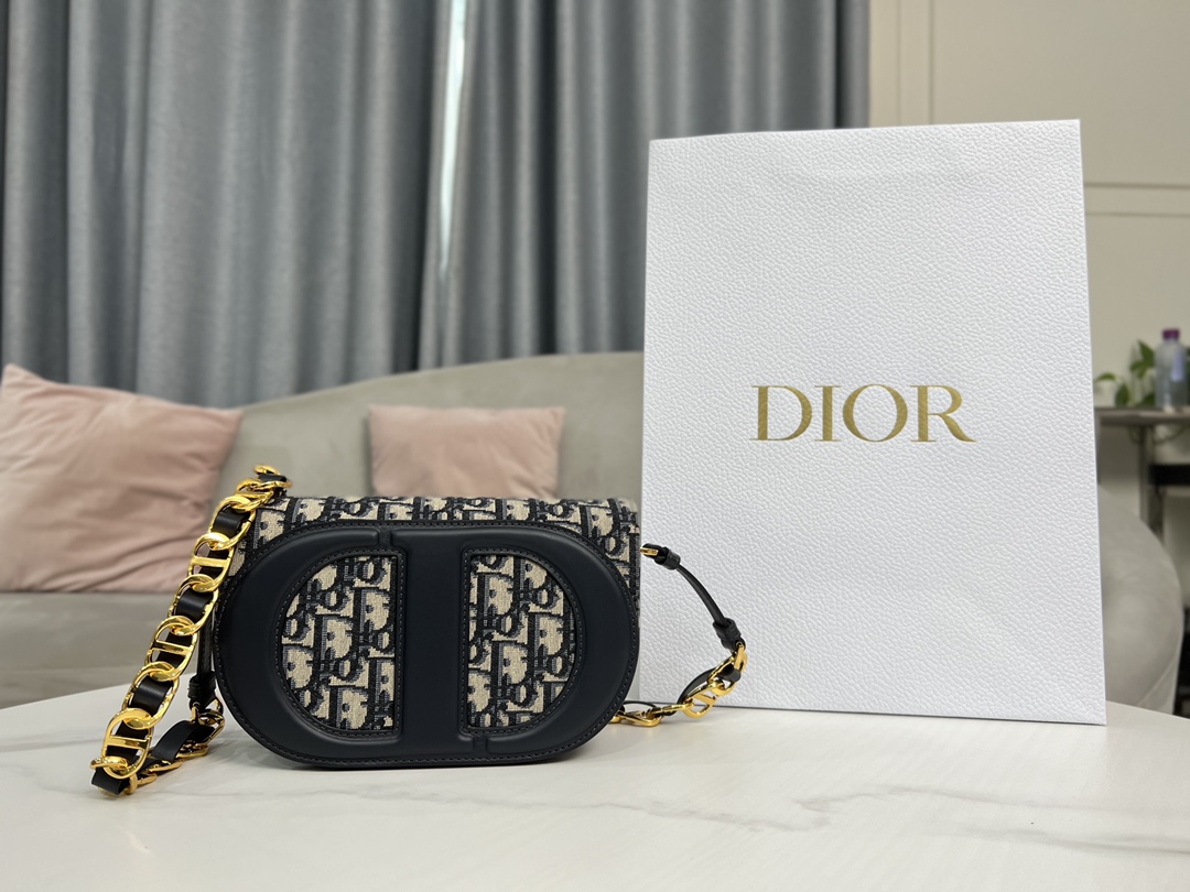 Dior 0086# This CD Signature handbag with shoulder strap is a new product for the fall of 2023, integrating modern style and elegant charm. Craft