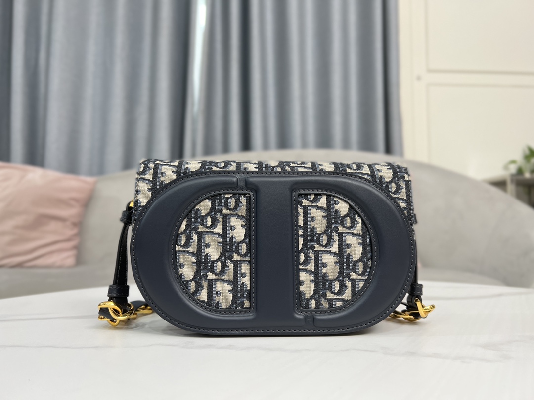 Dior 0086# This CD Signature handbag with shoulder strap is a new product for the fall of 2023, integrating modern style and elegant charm. Craft
