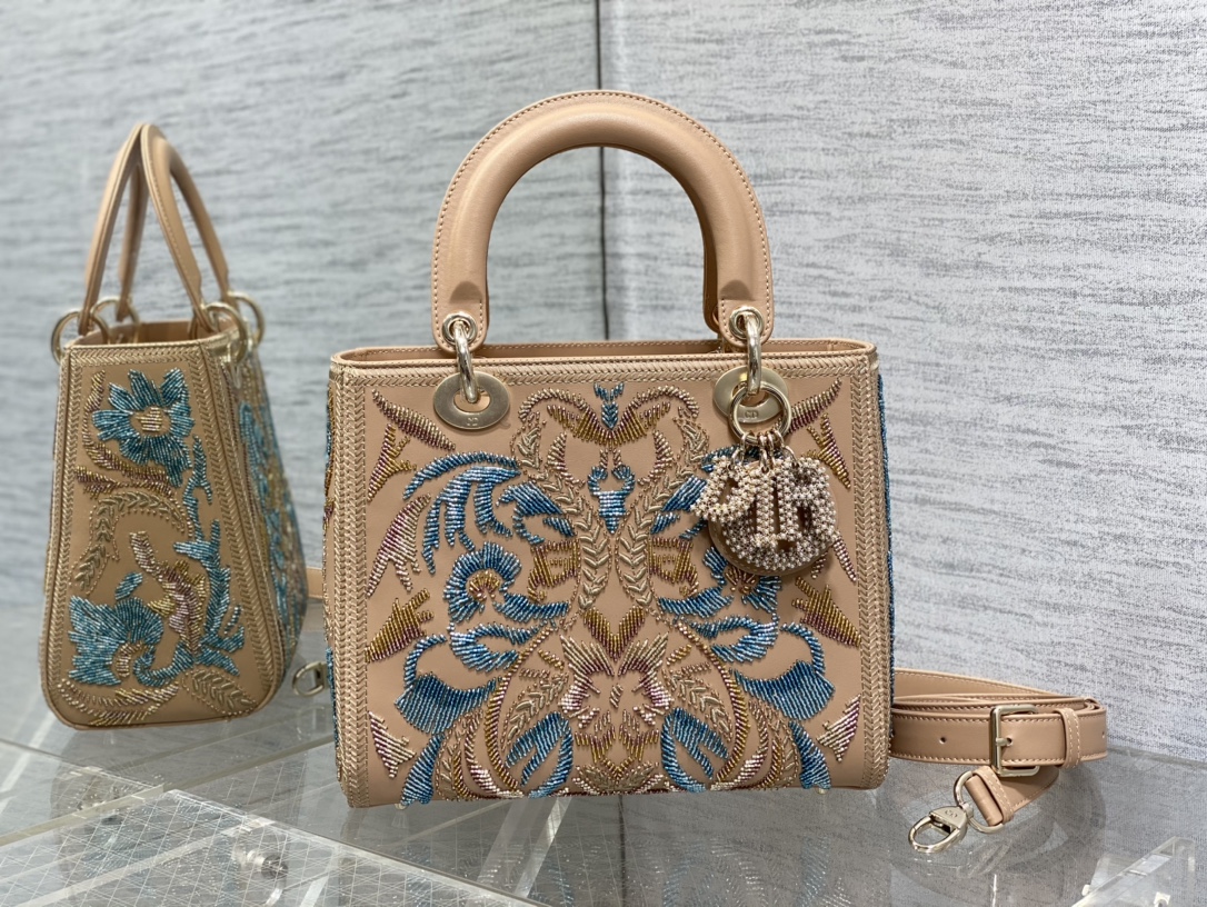 Сумка Lady Dior з вышыўкай з кветак і бусин