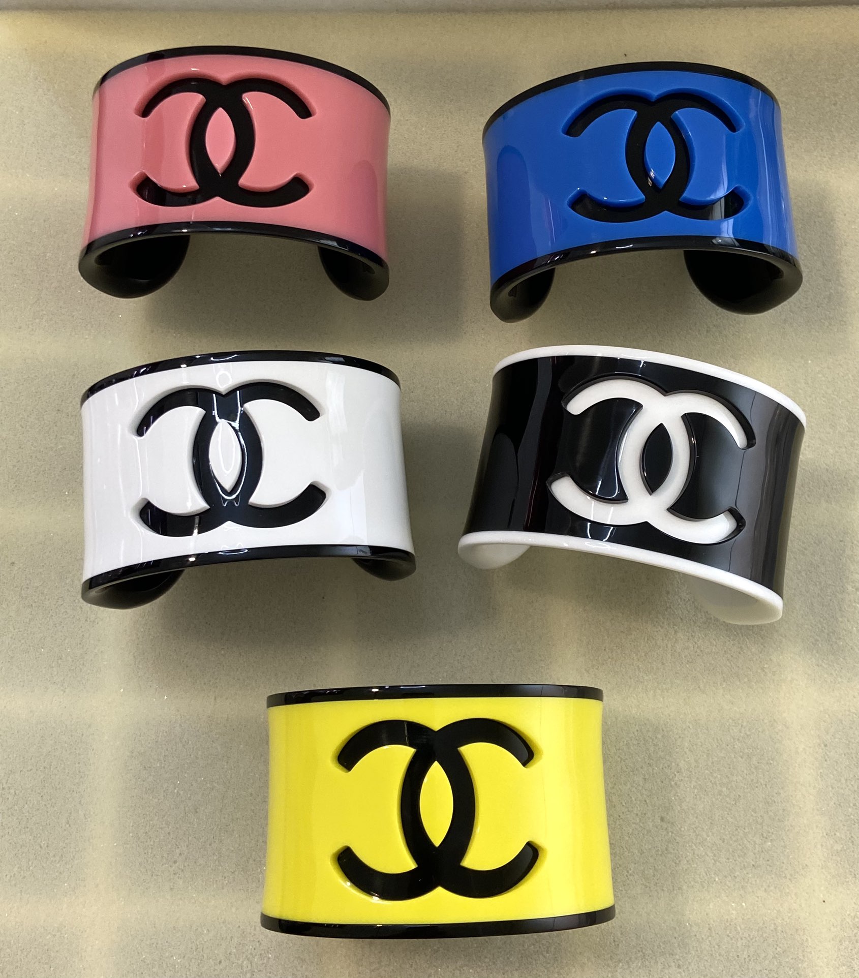 NO:100858,The little fragrant bracelet that I can't put down recently~ Chanel23S wide bracelet! It's really versatile! I really like it. Chanel bracelet, Chanel, Chanel, Bracelet19860909最近爱不释手的小香手镯~ chanel23S宽手镯!真的好百搭哦!特别喜欢.,香奈儿手镯,chanel,chanel,bracelet,Jewelry