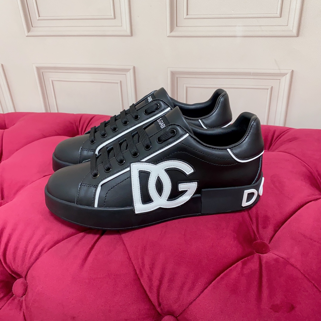 P220杜嘉班纳 高端版本 高质量 品牌大底DOLCE & GABBANA 2023新款 顶级版本 高端质量 独家精工定制上市 品牌字母工艺点缀绝美奢华闪耀 精湛的做工 众多人至爱采用高端进口丝绸牛皮 白丝绸羊里 完美诠释鞋履最新灵感 经典与时尚融为一体奢华迷梦驾凌时尚高端品质 码数 女35-41 男38-45 标准码数
