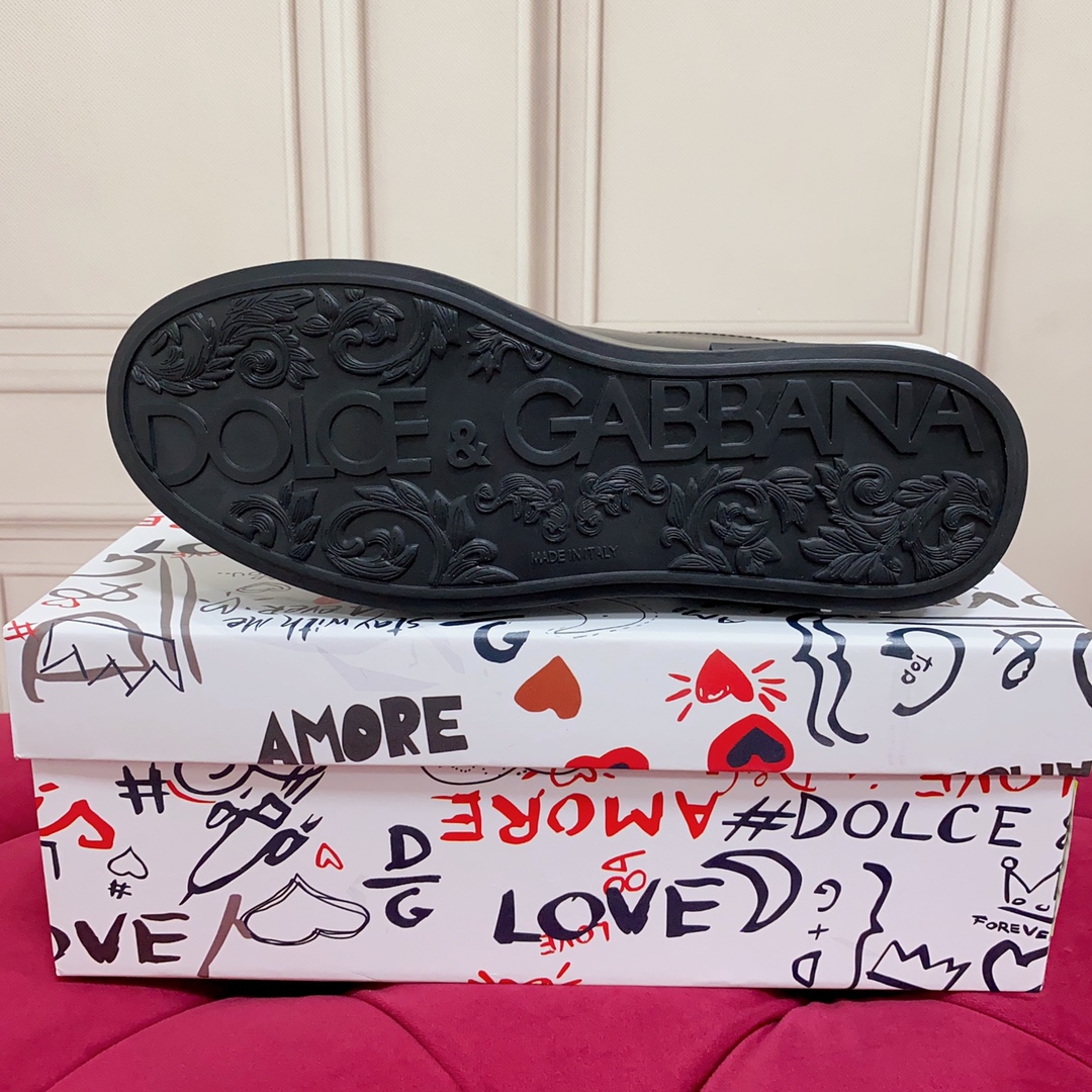 P220杜嘉班纳 高端版本 高质量 品牌大底DOLCE & GABBANA 2023新款 顶级版本 高端质量 独家精工定制上市 品牌字母工艺点缀绝美奢华闪耀 精湛的做工 众多人至爱采用高端进口丝绸牛皮 白丝绸羊里 完美诠释鞋履最新灵感 经典与时尚融为一体奢华迷梦驾凌时尚高端品质 码数 女35-41 男38-45 标准码数