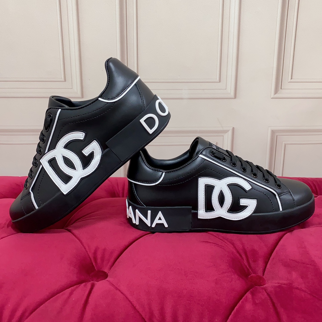 P220杜嘉班纳 高端版本 高质量 品牌大底DOLCE & GABBANA 2023新款 顶级版本 高端质量 独家精工定制上市 品牌字母工艺点缀绝美奢华闪耀 精湛的做工 众多人至爱采用高端进口丝绸牛皮 白丝绸羊里 完美诠释鞋履最新灵感 经典与时尚融为一体奢华迷梦驾凌时尚高端品质 码数 女35-41 男38-45 标准码数