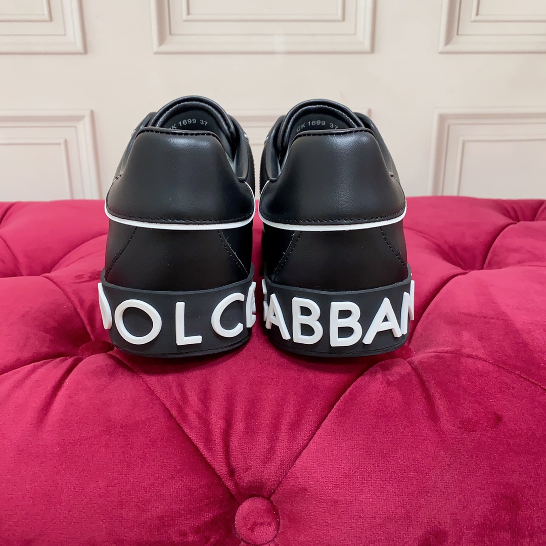 P220杜嘉班纳 高端版本 高质量 品牌大底DOLCE & GABBANA 2023新款 顶级版本 高端质量 独家精工定制上市 品牌字母工艺点缀绝美奢华闪耀 精湛的做工 众多人至爱采用高端进口丝绸牛皮 白丝绸羊里 完美诠释鞋履最新灵感 经典与时尚融为一体奢华迷梦驾凌时尚高端品质 码数 女35-41 男38-45 标准码数