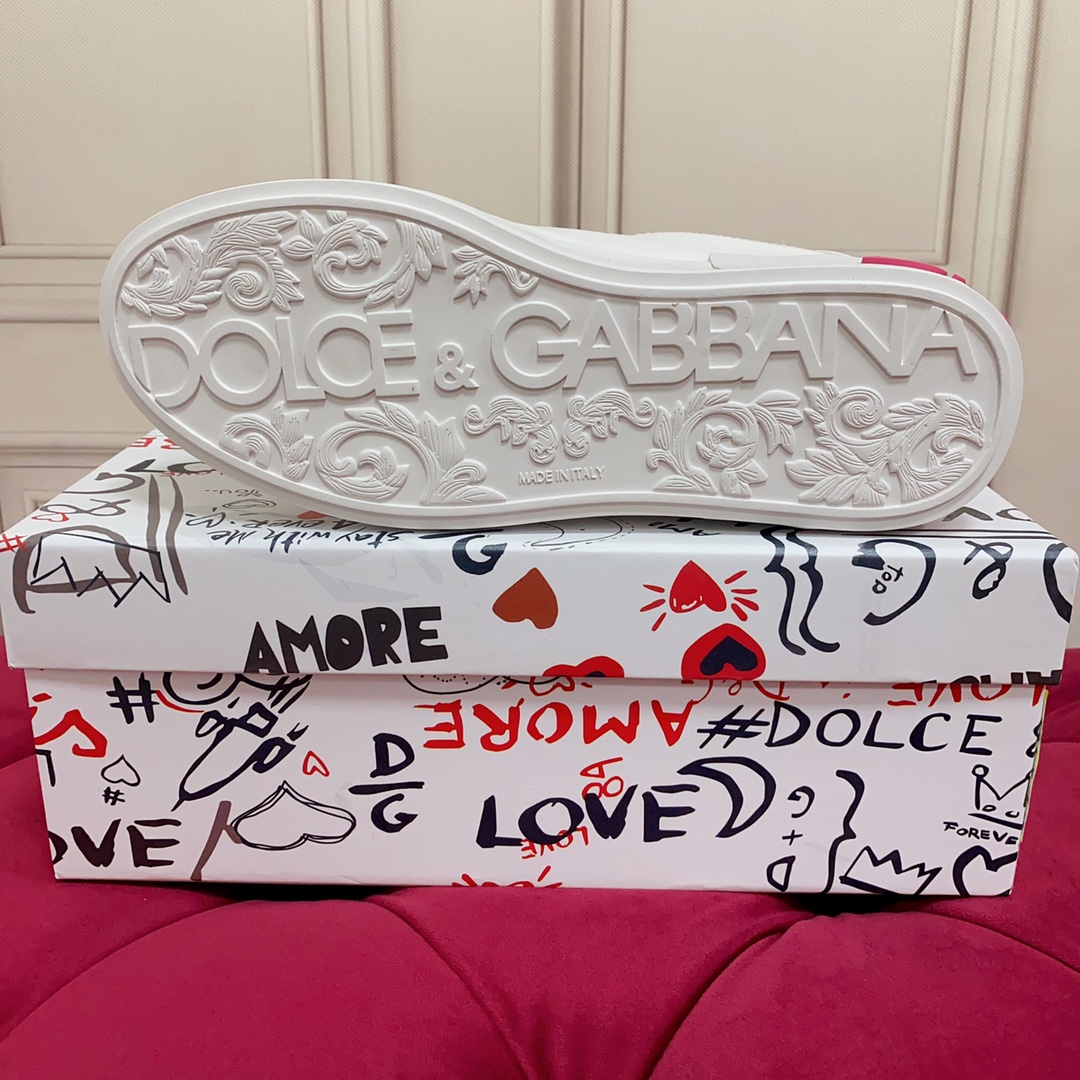 P220杜嘉班纳 高端版本 高质量 品牌大底DOLCE & GABBANA 2023新款 顶级版本 高端质量 独家精工定制上市 品牌字母工艺点缀绝美奢华闪耀 精湛的做工 众多人至爱采用高端进口丝绸牛皮 白丝绸羊里 完美诠释鞋履最新灵感 经典与时尚融为一体奢华迷梦驾凌时尚高端品质 码数 女35-41 男38-45 标准码数