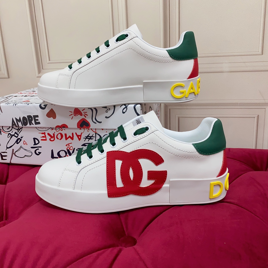 P220杜嘉班纳 高端版本 高质量 品牌大底DOLCE & GABBANA 2023新款 顶级版本 高端质量 独家精工定制上市 品牌字母工艺点缀绝美奢华闪耀 精湛的做工 众多人至爱采用高端进口丝绸牛皮 白丝绸羊里 完美诠释鞋履最新灵感 经典与时尚融为一体奢华迷梦驾凌时尚高端品质 码数 女35-41 男38-45 标准码数