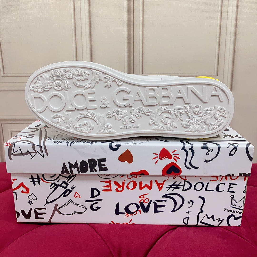 P220杜嘉班纳 高端版本 高质量 品牌大底DOLCE & GABBANA 2023新款 顶级版本 高端质量 独家精工定制上市 品牌字母工艺点缀绝美奢华闪耀 精湛的做工 众多人至爱采用高端进口丝绸牛皮 白丝绸羊里 完美诠释鞋履最新灵感 经典与时尚融为一体奢华迷梦驾凌时尚高端品质 码数 女35-41 男38-45 标准码数