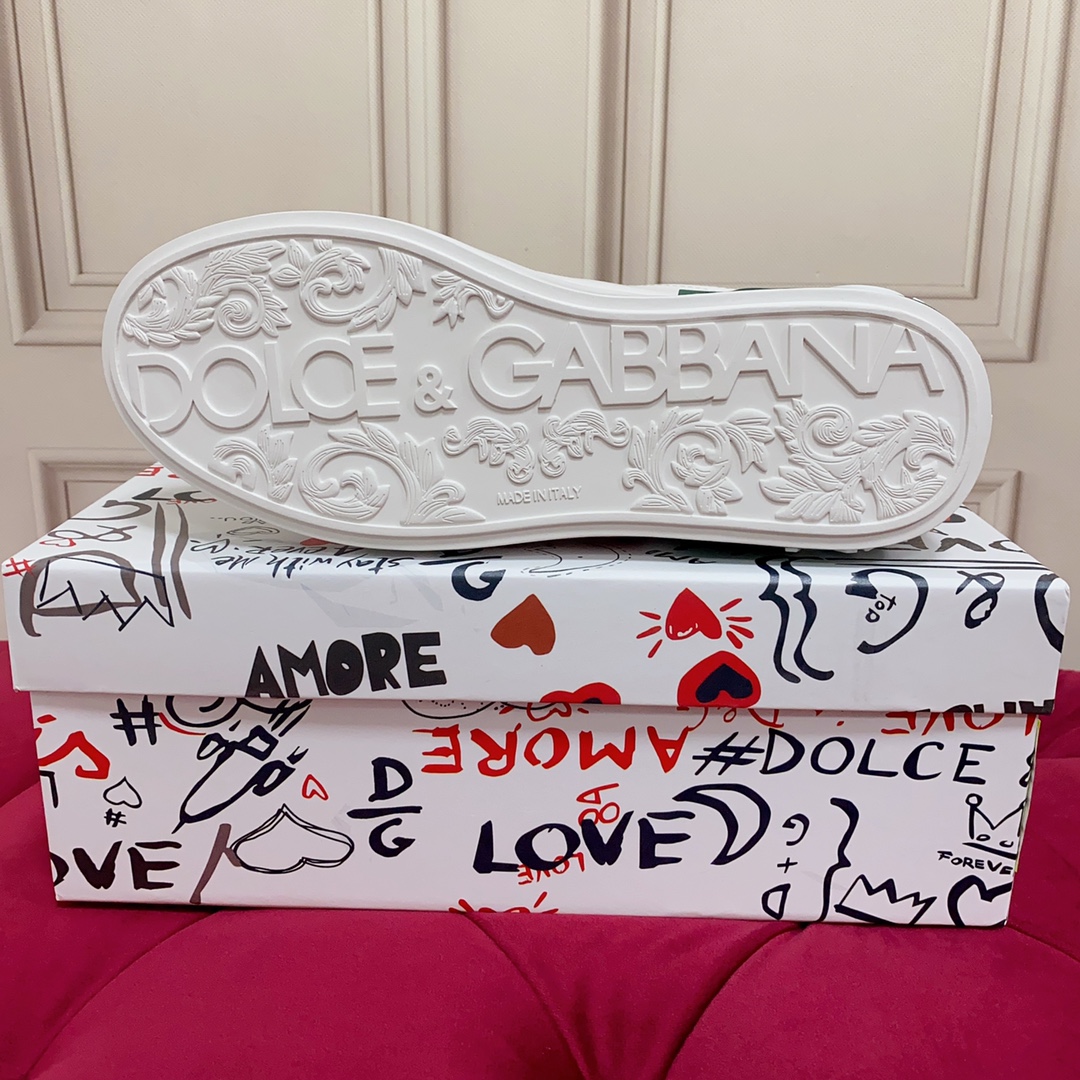 P220杜嘉班纳 高端版本 高质量 品牌大底DOLCE & GABBANA 2023新款 顶级版本 高端质量 独家精工定制上市 品牌字母工艺点缀绝美奢华闪耀 精湛的做工 众多人至爱采用高端进口丝绸牛皮 白丝绸羊里 完美诠释鞋履最新灵感 经典与时尚融为一体奢华迷梦驾凌时尚高端品质 码数 女35-41 男38-45 标准码数