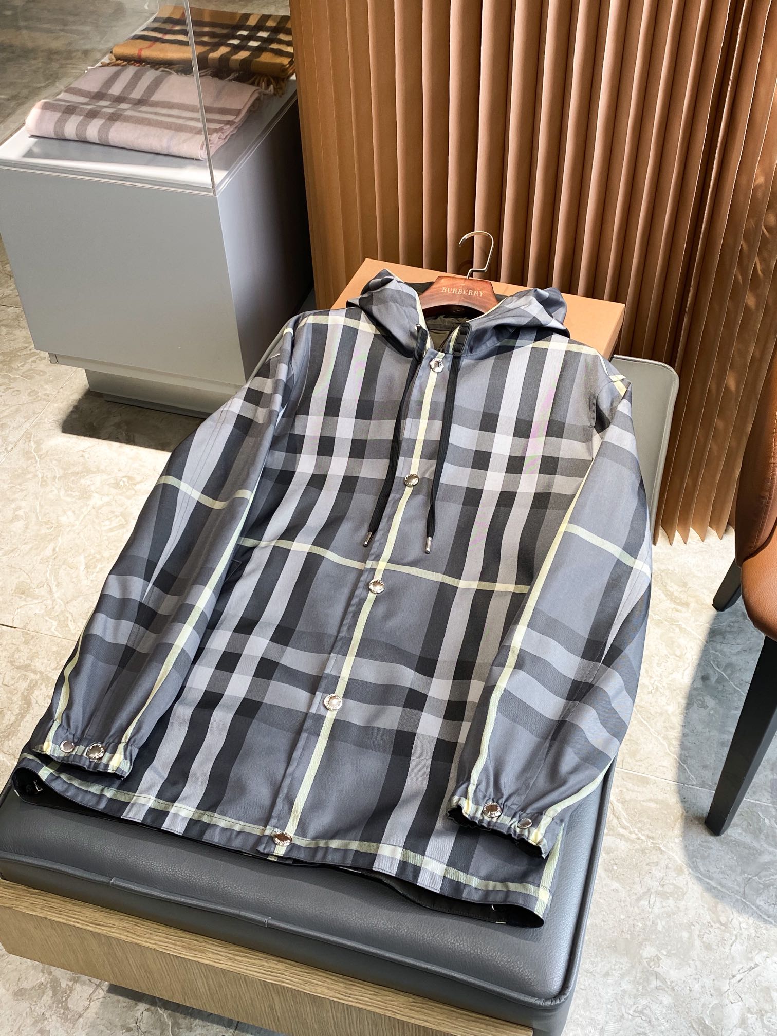 NO:782502,Double-sided dark gray snap-button plaid cotton blend hooded jacket (-comes with full set of packaging) [BUR's top product, the best treasure in the store] [ready for delivery in seconds] The double-sided plaid sports jacket is coming. The counter price is 10,000, and the official website is facing the point of being sold out. You can imagine how popular this sports and leisure plaid jacket is!  This style has been asked about by many agents before. It is a high-end outdoor sports and leisure series and is a very hot sports trend!  BUR's ace channel kills all versions on the market. It can only be said that it is not of the same level at all. No matter in terms of materials, detail restoration and craftsmanship, it is not afraid of any challenges, just to provide everyone with wonderful products. A lightweight hooded jacket, with a decorative logo pattern on the chest, and the most classic and recognizable plaid design on the front, which is still a neat pair of plaids!  It perfectly demonstrates the presence of the BUR brand, and is highly recognizable with a loose, dropped-shoulder design. Autumn and winter sports can not only block the headwind for you, but also prevent ultraviolet rays from tanning the skin, and are perfectly breathable and quick-drying!  It’s also rainproof and windproof in winter so you don’t have to worry about traveling!  Every bit is very unique, waterproof, sunproof, windproof, lightweight, extreme quality, and gorgeous details!  !  Lightweight hooded jacket, made of selected plaid cotton blend fabric. The reverse side has a solid color design and is matched with the brand logo. It has a loose fit and is equipped with an adjustable drawstring hood. It also uses a snap button design and a previous zipper design style!  Create a versatile style. The upper body naturally has that kind of generous and simple beauty, which sets off a refined and stylish high-end atmosphere. Both the recognition and personality are very good. It can be easily worn to reflect the fashion pursuit of young ladies and brothers!  !  It is made of Vintage retro plaid fabric made of recycled 67 polyester fiber yarn 33 cotton; the reverse side is made of solid color ECONYL, ECONYL  It is a sustainable nylon fabric made from recycled fishing nets, fabric waste and industrial plastics. It has certain waterproof properties and can be worn on both sides. One piece is equivalent to two pieces, and the loose version is more suitable for outdoor sports in autumn and winter. The matching effect is also perfect, and it perfectly meets the needs of various wearing occasions. It is extremely extraordinary, the grade and charm are extremely outstanding, and it can also highlight the brand specifications and your pursuit of fashion!  !  Needless to say, it’s a good thing. If you miss it, it will be your last song. I look forward to your fans’ perfect performance!  !  The sizes are S, M, L, XL, Burberry - clothing, burberry, jackets & coats, jackets & coats, hats,19860909双面深灰色按扣格纹棉质混纺连帽夹克（-配全套包装）【BUR王牌尖货,镇店之宝】【现货秒发】双面穿格纹运动夹克重磅来袭,柜台售价一万,官网面临着售罄的地步可想而知这款运动休闲一体的格纹冲锋衣有多火爆！这款之前有很多代理都有问过的款式,高端户外运动休闲系列,非常火热运动风潮！ BUR王牌渠道 秒杀市面上一切版本 只能说根本就不是一个级别的存在 不管是材质还是细节还原度以及工艺制作方面不惧任何挑战,只为给大家奉献绝妙产物 轻便连帽外套,胸前处采用了装饰徽标logo图案,正面采用了最经典最有识辨度的格纹设计,依然是格纹对的整整齐齐的！完美的彰显了BUR品牌的存在感,极具辨识度搭配宽松落肩版型效果设计.秋冬运动不仅能为你阻挡逆风,还能不让紫外线晒黑皮肤、更能完美透气速干！冬天也能防雨防风让你无惧出行！每一处都是非常独特的,防水,防晒,防风,轻便,品质极端,细节华丽！！ 轻盈连帽夹克,精选格纹棉质混纺面料打造.反面呈现纯色设计,搭配品牌徽标.呈现宽松版型,配有可调节抽绳连帽,同时采用了按扣设计和之前拉链设计款式有所去呗！缔造百搭风格.上身自然而然的具备那种大方简约之美衬托出精致有型的高档气息感,无论辨识度还是个性感都是非常的到位,轻松穿搭出小姐姐小哥哥对于时尚的追求！！ 配置了再生67聚酯纤维纱线33棉质制成的 Vintage 复古格纹面料打造；反面采用纯色 ECONYL 打造,ECONYL 是由再生的渔网、织物废料和工业塑料制成的可持续尼龙面料.具有一定的防水性能,可双面穿一件等于两件,且宽松的版型比较适合秋冬外出运动,搭配方面也是完美穿搭效果,完美的符合各种穿搭场合的所需.极为非凡,档次与魅力更是极为的出色亮眼,更能够彰显品牌规格与你对于时尚的追求！！ 好物无需多言,错过便是绝唱,期待各位粉丝的完美演绎！！ 码数分别是S、M、L、XL,博柏利-服装,burberry,jackets & coats,jackets & coats,hats,,Women's clothing