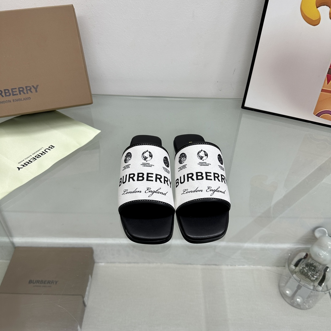 NO:260233,New products are on the shelves Burberry flat slippers Channel goods Vulcanized Burberry slippers must be consistent in the counter!  The upper is made of Burberry cowhide, sheepskin lining and foot pads, original molding buttons, and the extremely soft leather material perfectly matches the curve of the feet. Burberry uses vulcanization technology, and the new anti-slip and wear-resistant large-shape is naturally displayed. It cannot be made without the original technology. The process is super difficult to code: 35~42 (40.41.42.43.44 without return and exchange), slippers, burberry, burberry, slippers, cowhide, sheepskin19860909新品上架Burberry 巴宝莉平底拖鞋 渠道货 硫化一脚蹬巴宝莉拖鞋 必须专柜一致！鞋面采用巴宝莉牛皮, 羊皮内里及垫脚,原版开模扣子, 极致柔软的皮革材质与双足曲线完美契合. 巴宝莉都是采用硫化工艺, 全新防滑耐磨大底纹路自然展现,非原厂工艺技术根本做不出来, 工艺超级难码数:35~42(40.41.42.43.44不退换),拖鞋,burberry,burberry,slippers,cowhide,sheepskin,Women's Shoes