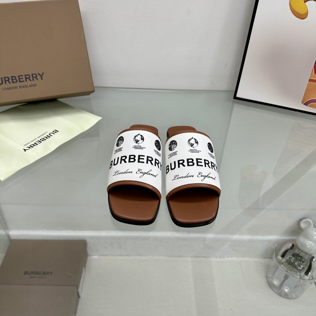 NO:256835,New products are on the shelves Burberry flat slippers Channel goods Vulcanized Burberry slippers must be consistent in the counter!  The upper is made of Burberry cowhide, sheepskin lining and foot pads, original molding buttons, and the extremely soft leather material perfectly matches the curve of the feet. Burberry uses vulcanization technology, and the new anti-slip and wear-resistant large-shape is naturally displayed. It cannot be made without the original technology. The process is super difficult to code: 35~42 (40.41.42.43.44 without return and exchange), slippers, burberry, burberry, slippers, cowhide, sheepskin19860909新品上架Burberry 巴宝莉平底拖鞋 渠道货 硫化一脚蹬巴宝莉拖鞋 必须专柜一致！鞋面采用巴宝莉牛皮, 羊皮内里及垫脚,原版开模扣子, 极致柔软的皮革材质与双足曲线完美契合. 巴宝莉都是采用硫化工艺, 全新防滑耐磨大底纹路自然展现,非原厂工艺技术根本做不出来, 工艺超级难码数:35~42(40.41.42.43.44不退换),拖鞋,burberry,burberry,slippers,cowhide,sheepskin,Women's Shoes