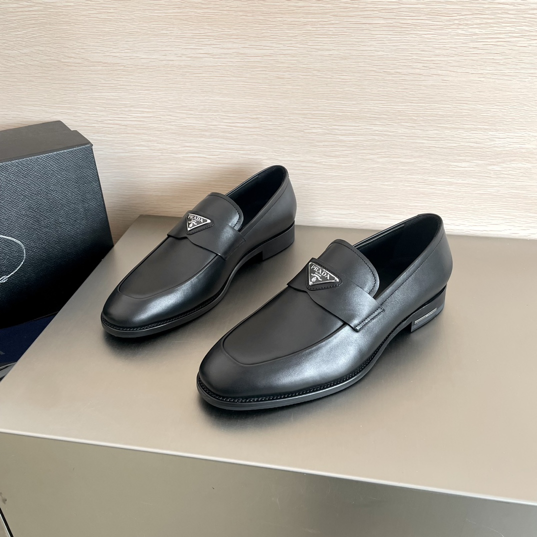 NO:270558,Prada/Prada New Saffiano series men's leather loafers imported calfskin delicate and shiny texture full of modern charm Equipped with genuine leather edge strips and wear-resistant non-slip rubber patch half-leather sole The saddle strap is decorated with a triangle-coated enamel logo on the heel side with metal logo badge embellishment showing exquisite style Original box packaging with dust bag Size 39-40-41-42-43-44 Standard leather shoe size Article number 2DB192 Black,,prada,prada,loafers,cowhide19860909Prada/普拉达 新款Saffiano系列男士皮革乐福鞋 进口小牛皮 质感细腻有光泽 充满现代格调的迷人魅力 配有真皮沿条加耐磨防滑橡胶贴片半皮革鞋底 鞋鞍饰带处饰有三角形涂珐琅徽标 鞋跟侧面带金属logo徽章点缀 彰显精美风格 原盒包装配防尘袋 尺码39-40-41-42-43-44 标准皮鞋码 货号2DB192 黑色,,prada,prada,loafers,cowhide,Men's shoes