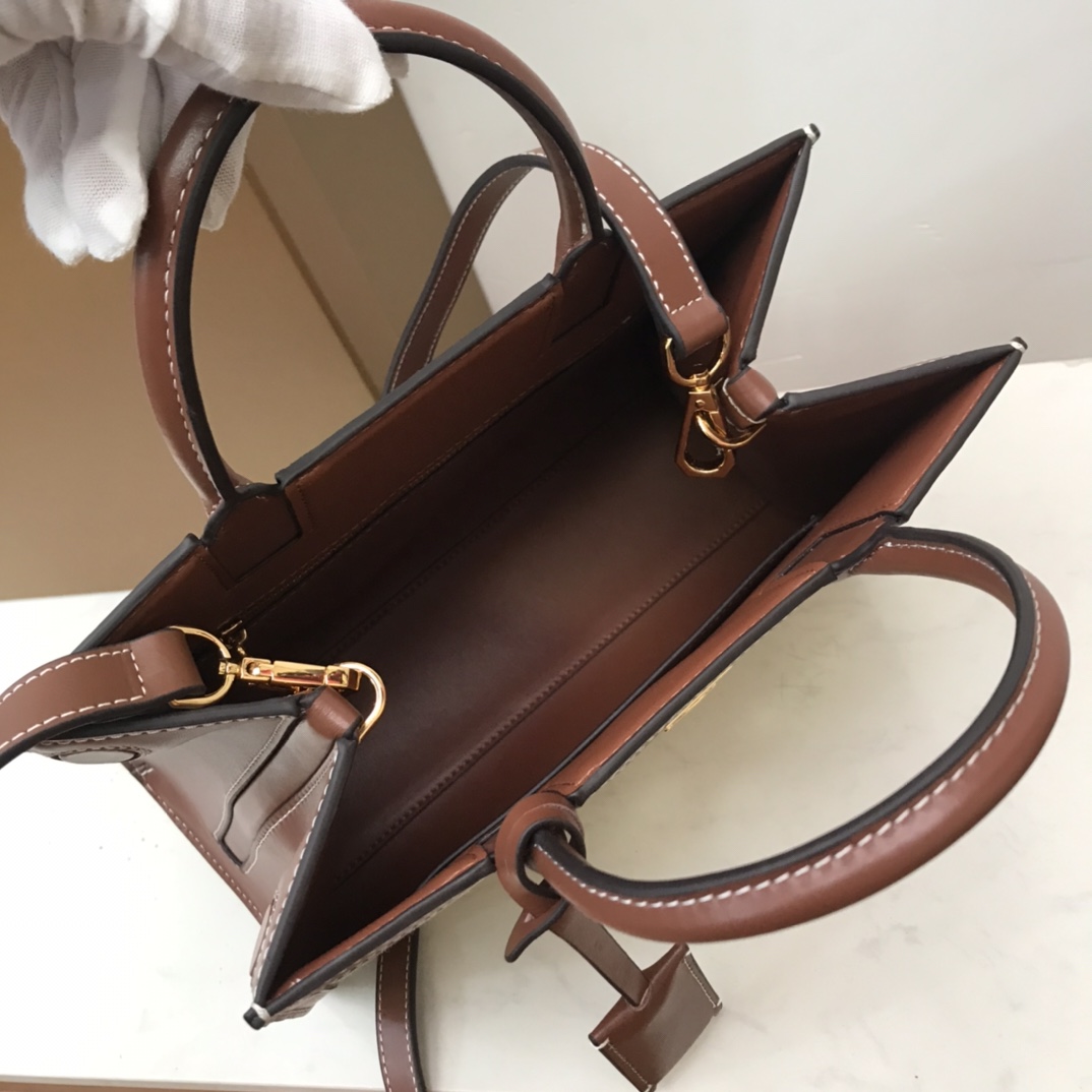 Burberry Luxury Designer Handbag Shoulder Crossbody Bag crafted in 8