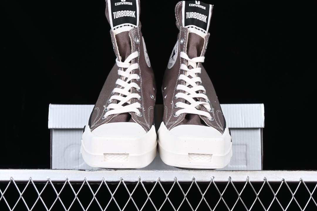 💰180纯原
Converse x Rickowens 摩卡棕配色 联名款高帮休闲板鞋 A03938C
#Rick Owens 对Converse 的经典 Chuck 70s 进行了前卫独特风格,大胆设计添加长鞋靴、独特的橡胶双鞋头和方格鞋头以及模压橡胶鞋跟。
#定制的 DRKSHDW和 TURBODRK 图标,包括鞋舌处的联名徽章,彰显其品牌。
尺码:35 36 36.5 37 37.5 38 39 39.5 40 41 41.5 42 42.5 43 44 M.C3