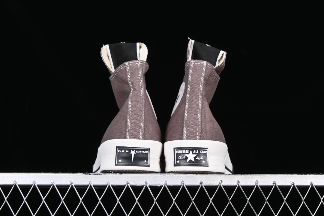 💰180纯原
Converse x Rickowens 摩卡棕配色 联名款高帮休闲板鞋 A03938C
#Rick Owens 对Converse 的经典 Chuck 70s 进行了前卫独特风格,大胆设计添加长鞋靴、独特的橡胶双鞋头和方格鞋头以及模压橡胶鞋跟。
#定制的 DRKSHDW和 TURBODRK 图标,包括鞋舌处的联名徽章,彰显其品牌。
尺码:35 36 36.5 37 37.5 38 39 39.5 40 41 41.5 42 42.5 43 44 M.C3