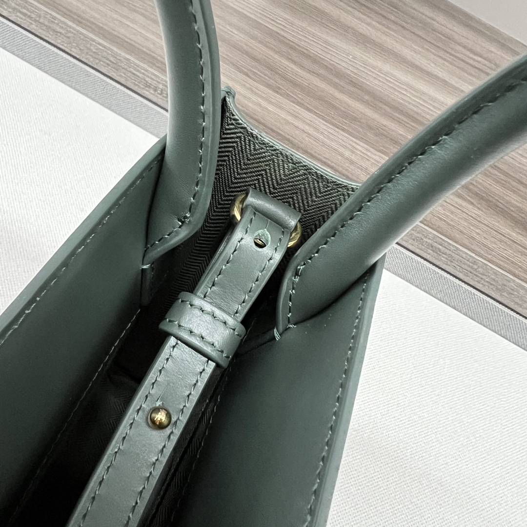 Lw5️2️0️️限定StandardA5Tote手袋简约而引人注目拥有简洁的廓形实用的形状和简单的顶部