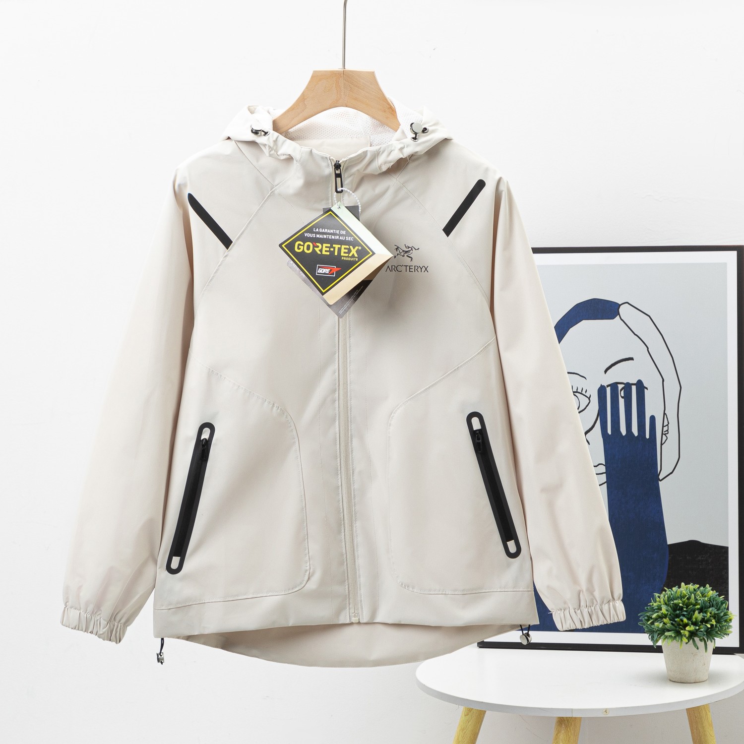 1980# 始祖鸟23年春季新款,始祖鸟冲锋衣防水夹克外套.专柜同步新品!男女情侣同款,品质在线.重工打造走线.精细,面料,防水,防风,保暖. 高品质的货!跟柜子货没什么差别.大厂品质 喜欢的千万别错过. 这款衣服款式属于高定版的冲锋衣夹克款! 上身非常的潮! 面料采用的是GORE-TEX面料! GORE-TEX面料,长穿户外品牌衣服的应该多少都有了解! 面料防风防水,当然了防风防水的面料很多! 但是GORE-TEX面料的防风防水是可以说是数一数二的! 这个面料也是进口客供的面料! 细节满满的赞 颜色:黑色 杏色 浅蓝色