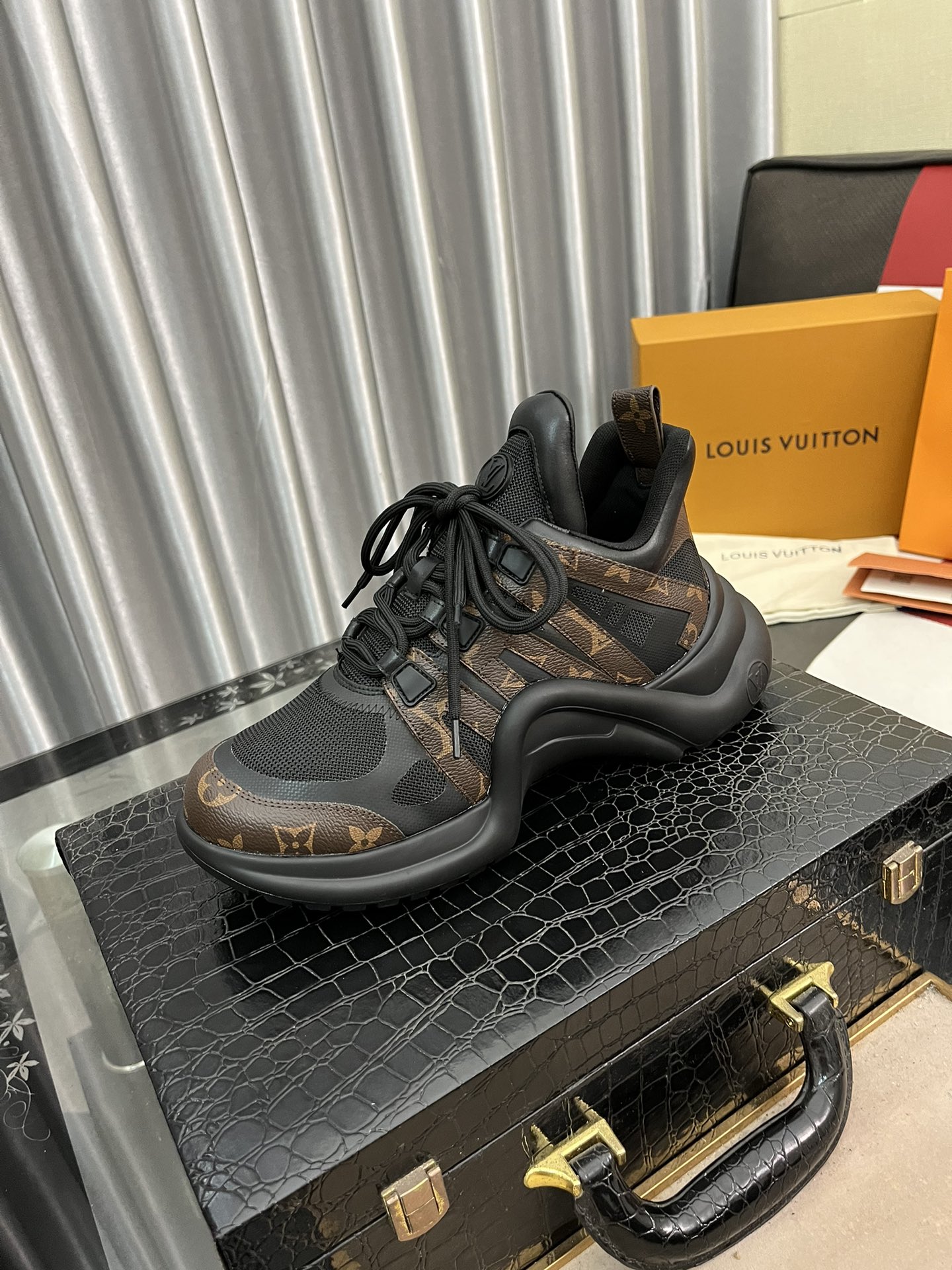 NO:270332,[LV Louis Vuitton] High-end version of fashion trendy men, new products for Hong Kong counters are released [strong], big brand style, European and American masters strongly create unique styles, comfortable on the feet, super soft and wear-resistant, giving people a strong sense of visual impact. Materials: imported cowhide pure foamed sole on the upper, rubber graphic matching, 38-44,, louis vuitton, louis vuitton, cowhide19860909【LV路易威登】高版本 时尚潮男必备,香港专柜新品出炉[强], 大牌风范,欧美大师强力打造独特款式,上脚舒适,大底超柔软,超耐磨.给人视觉冲击感强.材料: 鞋面进口牛皮纯发泡大底,橡胶图形搭配,38一44,,louis vuitton,louis vuitton,cowhide,Men's shoes