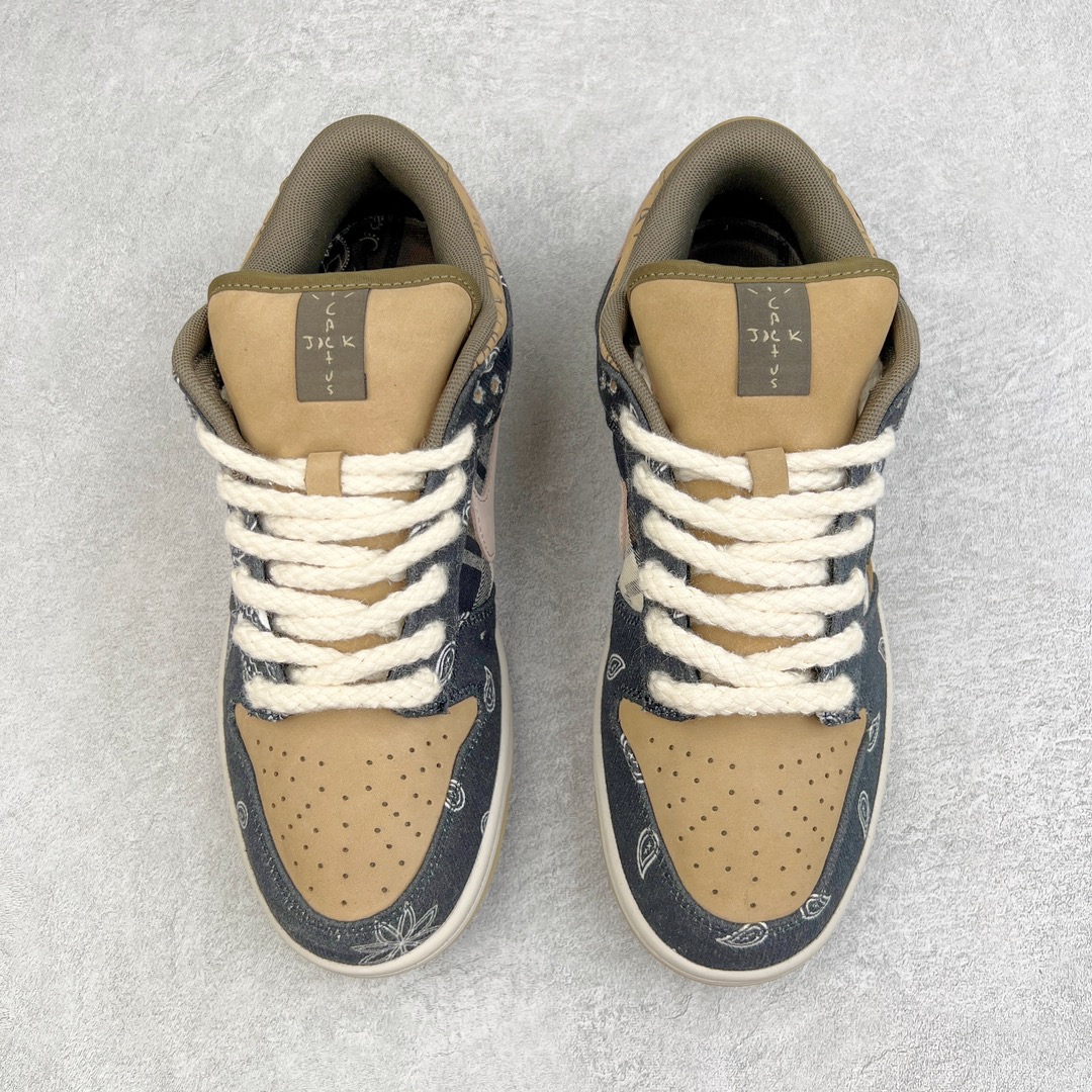 图片[2]-＃LJ渠道版 Travis Scott x NK SB Dunk Low TS联名腰果花 CT5053-001 原厂原楦原纸版开发 原盒原标 市场天花板 采用进口丝光磨砂皮＋具有质感牛仔布拼接设计 在紫光下鞋身部位呈现紫光线条 完全与原版一模一样 右脚外侧腰果花图是缺口的同步官方 鞋头弧度高度、后跟小山峰弧度都比对原鞋 鞋垫嵌入Zoom气垫装置 腰果花的鞋款撕开里面还有一层特殊的鞋面 而鞋舌上的 \\\”Cactus Jack\\\” 也是证明了出自Travis Scott之手 尺码：36 36.5 37.5 38 38.5 39 40 40.5 41 42 42.5 43 44 44.5 45 46 47.5-选品中心