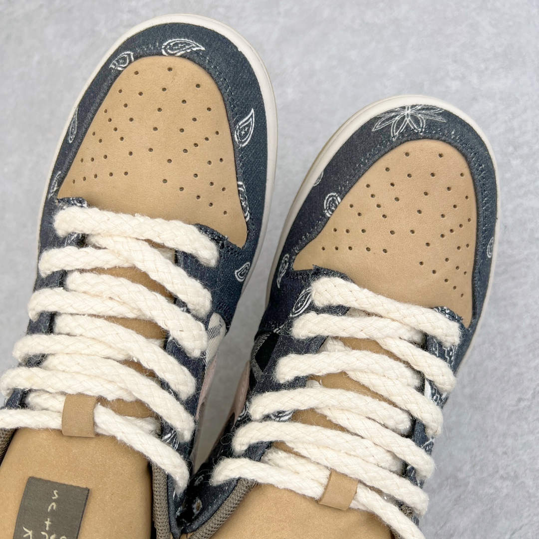 图片[6]-＃LJ渠道版 Travis Scott x NK SB Dunk Low TS联名腰果花 CT5053-001 原厂原楦原纸版开发 原盒原标 市场天花板 采用进口丝光磨砂皮＋具有质感牛仔布拼接设计 在紫光下鞋身部位呈现紫光线条 完全与原版一模一样 右脚外侧腰果花图是缺口的同步官方 鞋头弧度高度、后跟小山峰弧度都比对原鞋 鞋垫嵌入Zoom气垫装置 腰果花的鞋款撕开里面还有一层特殊的鞋面 而鞋舌上的 \\\”Cactus Jack\\\” 也是证明了出自Travis Scott之手 尺码：36 36.5 37.5 38 38.5 39 40 40.5 41 42 42.5 43 44 44.5 45 46 47.5-选品中心