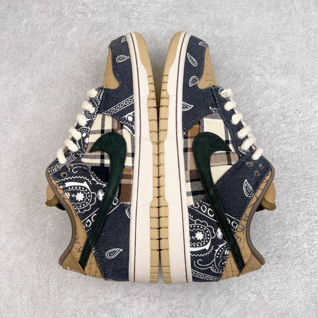 图片[5]-＃LJ渠道版 Travis Scott x NK SB Dunk Low TS联名腰果花 CT5053-001 原厂原楦原纸版开发 原盒原标 市场天花板 采用进口丝光磨砂皮＋具有质感牛仔布拼接设计 在紫光下鞋身部位呈现紫光线条 完全与原版一模一样 右脚外侧腰果花图是缺口的同步官方 鞋头弧度高度、后跟小山峰弧度都比对原鞋 鞋垫嵌入Zoom气垫装置 腰果花的鞋款撕开里面还有一层特殊的鞋面 而鞋舌上的 \\\”Cactus Jack\\\” 也是证明了出自Travis Scott之手 尺码：36 36.5 37.5 38 38.5 39 40 40.5 41 42 42.5 43 44 44.5 45 46 47.5-选品中心