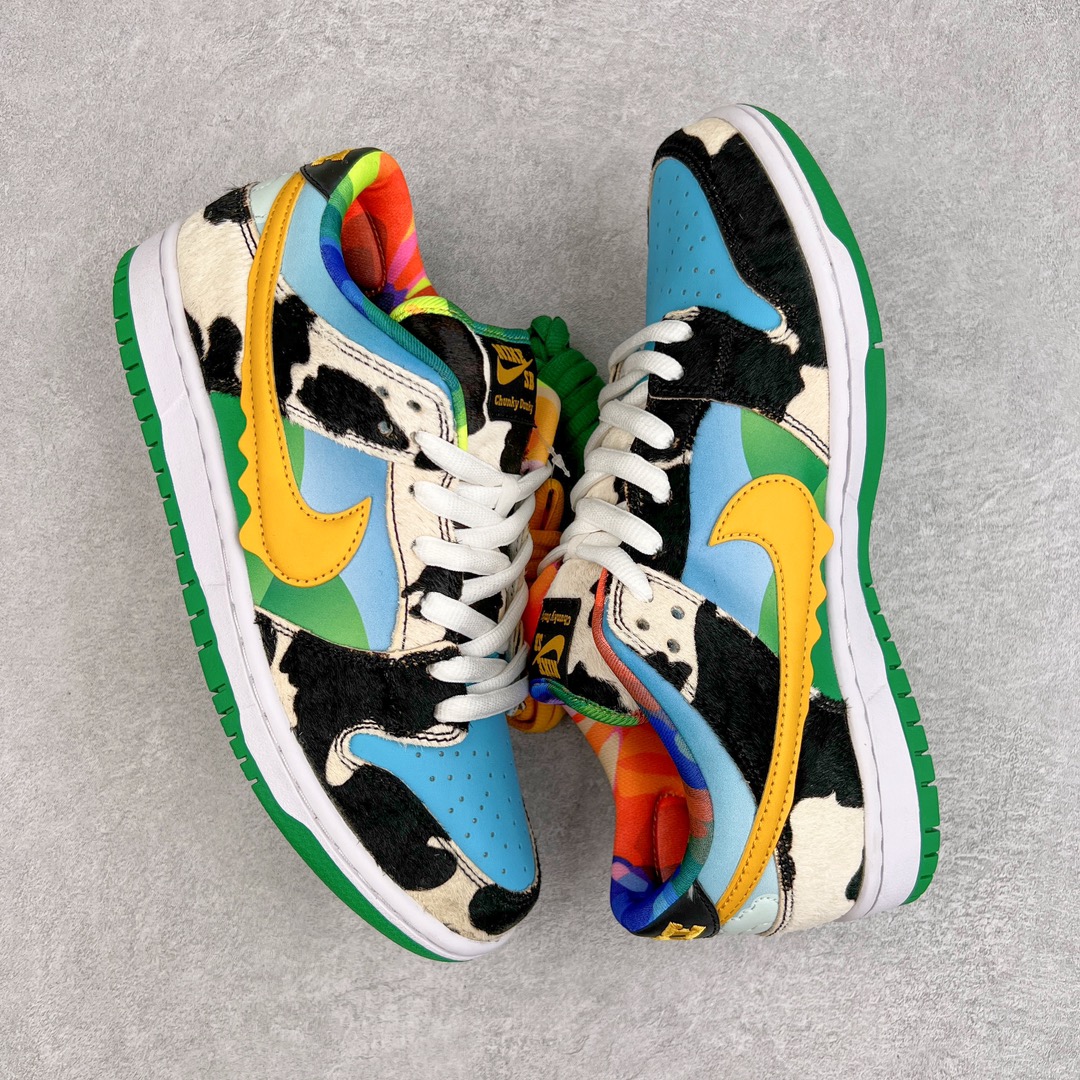 图片[3]-零售💰230 ＃LJ渠道版福利‼Ben & Jerry\’s x NK SB Dunk Low 联名奶牛冰淇淋 CU3244-100 零售首选 真正的匠心工艺 复刻圈巅峰产物 独家原厂航空铝磨具打磨大底 鞋头坡度极致还原 原盒原配 圈内天花板工艺 原厂冲刀 超高清洁度 全鞋零毛边皮料切割 全套原楦原模倾力打造完美版型 采用原厂百宏鞋带以及原厂百宏织唛舌标 内标可供原厂几率过验 原厂中底布黄色点胶 原厂中底布拉帮走线遵循公司 SIZE：36 36.5 37.5 38 38.5 39 40 40.5 41 42 42.5 43 44 44.5 45 46 47.5 编码：by2936030-运动鞋