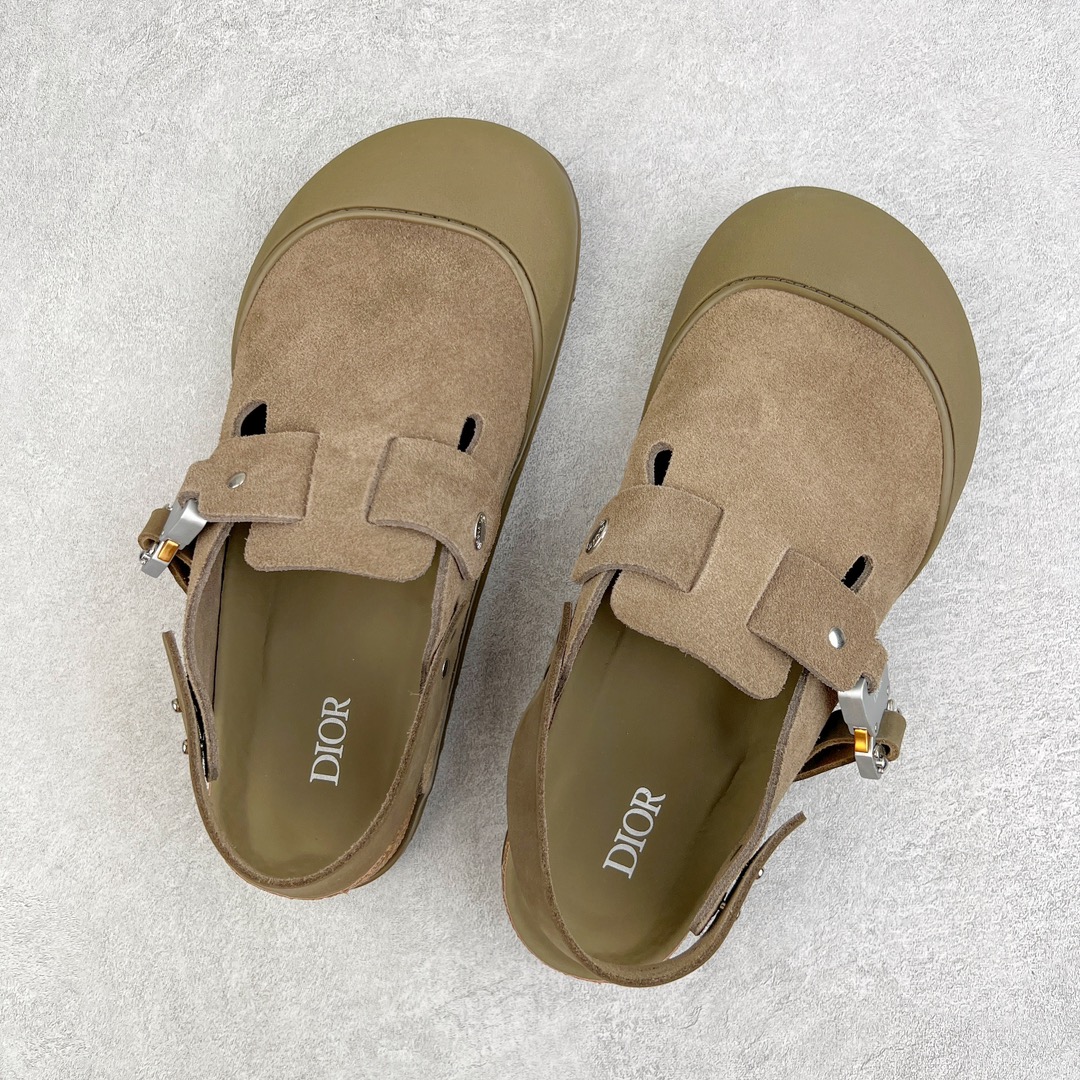 图片[3]-零售💰210 ＃DG纯原福利‼Dior x Birkenstock Arizona 迪奥联名勃肯皮革绒面双扣时尚凉鞋 牛皮绒面革质地柔软 搭配可调节鞋扣提升穿着舒适度 人体工学设计分散脚部压力 保护脚踝 软木乳胶鞋床具有一定的收缩性 长时间穿着后能贴合脚型 EVA鞋底回弹性和抗张性力高 具有良好的防震、缓冲性  四季皆宜 柔软的鞋床采用额外的泡沫缓冲层 提供额外的舒适感和全天支撑 全网独家首发 源于德国的严谨工艺 牛巴戎面 中层松木 EVA 三层组合大底 优质牛皮面料五金扣 出口订单 尺码：36 41 44 45 编码：by2936010-运动鞋