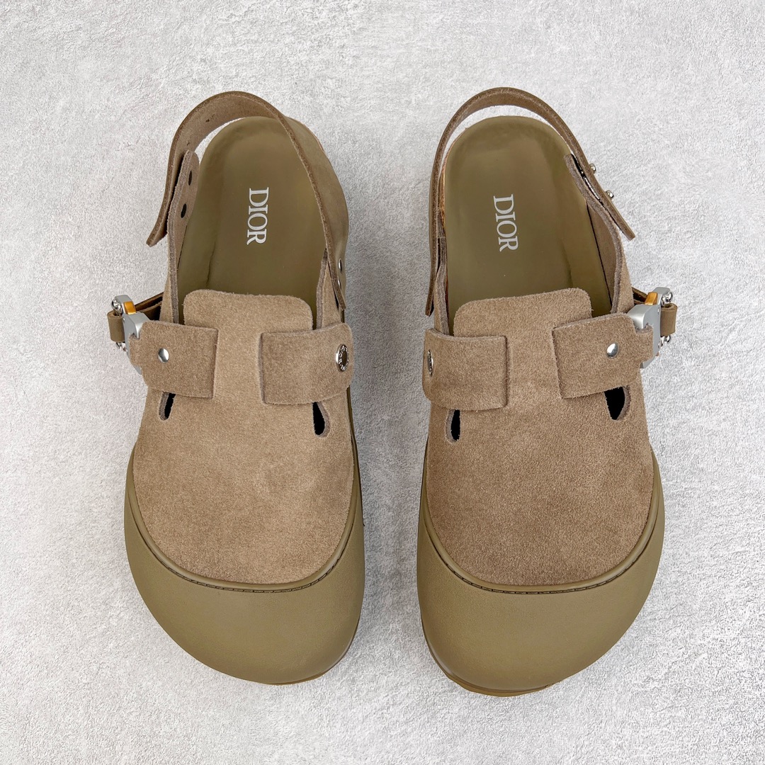 图片[2]-零售💰210 ＃DG纯原福利‼Dior x Birkenstock Arizona 迪奥联名勃肯皮革绒面双扣时尚凉鞋 牛皮绒面革质地柔软 搭配可调节鞋扣提升穿着舒适度 人体工学设计分散脚部压力 保护脚踝 软木乳胶鞋床具有一定的收缩性 长时间穿着后能贴合脚型 EVA鞋底回弹性和抗张性力高 具有良好的防震、缓冲性  四季皆宜 柔软的鞋床采用额外的泡沫缓冲层 提供额外的舒适感和全天支撑 全网独家首发 源于德国的严谨工艺 牛巴戎面 中层松木 EVA 三层组合大底 优质牛皮面料五金扣 出口订单 尺码：36 41 44 45 编码：by2936010-运动鞋