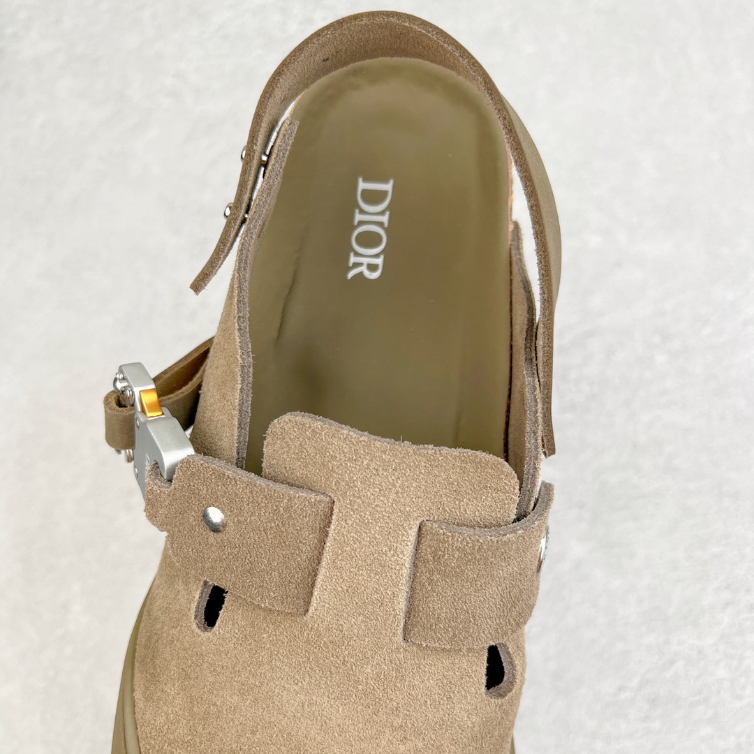 图片[5]-零售💰210 ＃DG纯原福利‼Dior x Birkenstock Arizona 迪奥联名勃肯皮革绒面双扣时尚凉鞋 牛皮绒面革质地柔软 搭配可调节鞋扣提升穿着舒适度 人体工学设计分散脚部压力 保护脚踝 软木乳胶鞋床具有一定的收缩性 长时间穿着后能贴合脚型 EVA鞋底回弹性和抗张性力高 具有良好的防震、缓冲性  四季皆宜 柔软的鞋床采用额外的泡沫缓冲层 提供额外的舒适感和全天支撑 全网独家首发 源于德国的严谨工艺 牛巴戎面 中层松木 EVA 三层组合大底 优质牛皮面料五金扣 出口订单 尺码：36 41 44 45 编码：by2936010-运动鞋