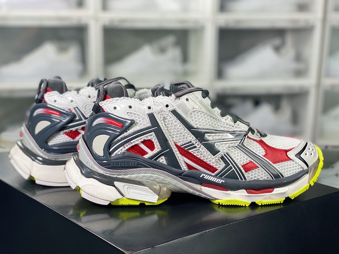 550 BALENCIAGA Runner Sneaker”White/Dark Grey/Red”慢跑系列低帮慢跑鞋“解构破坏白深灰红黄”677403 W3RB6 9167