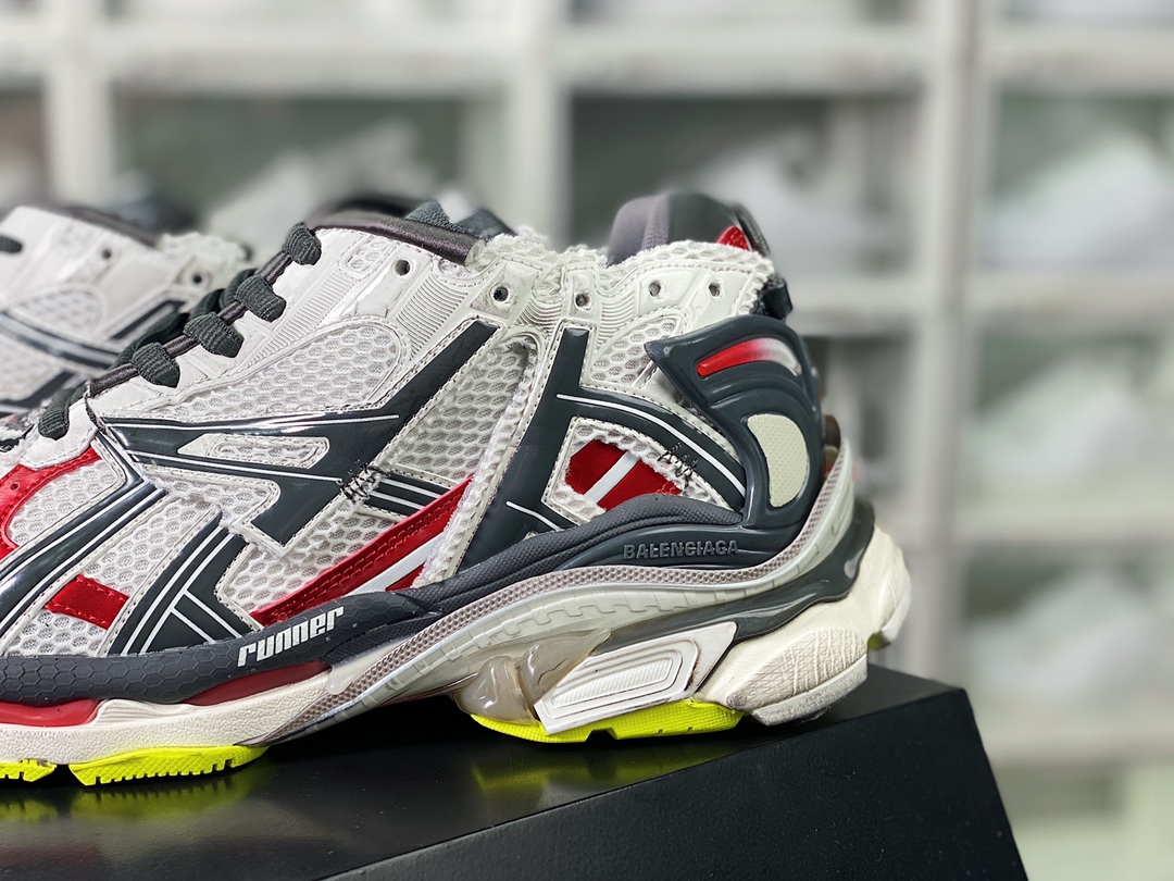 550 BALENCIAGA Runner Sneaker”White/Dark Grey/Red”慢跑系列低帮慢跑鞋“解构破坏白深灰红黄”677403 W3RB6 9167