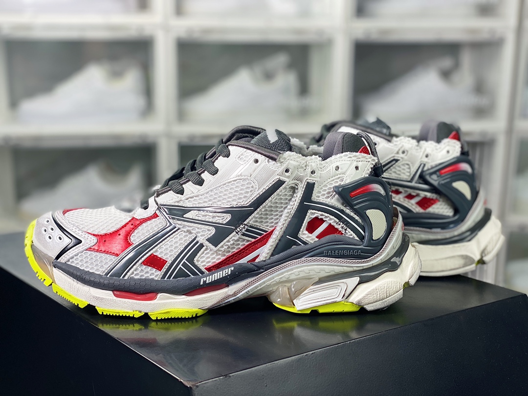 550 BALENCIAGA Runner Sneaker”White/Dark Grey/Red”慢跑系列低帮慢跑鞋“解构破坏白深灰红黄”677403 W3RB6 9167