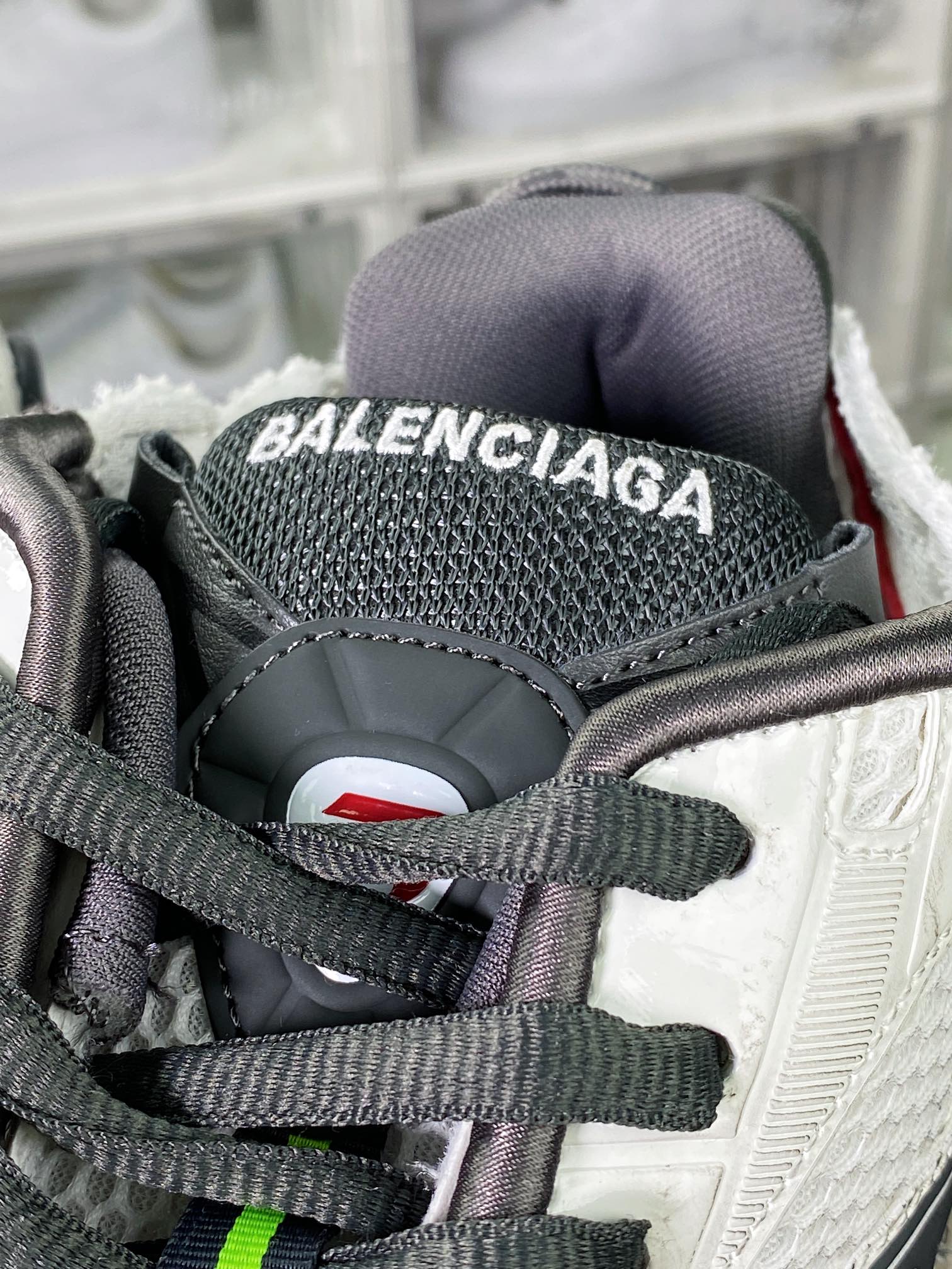 550 BALENCIAGA Runner Sneaker”White/Dark Grey/Red”慢跑系列低帮慢跑鞋“解构破坏白深灰红黄”677403 W3RB6 9167