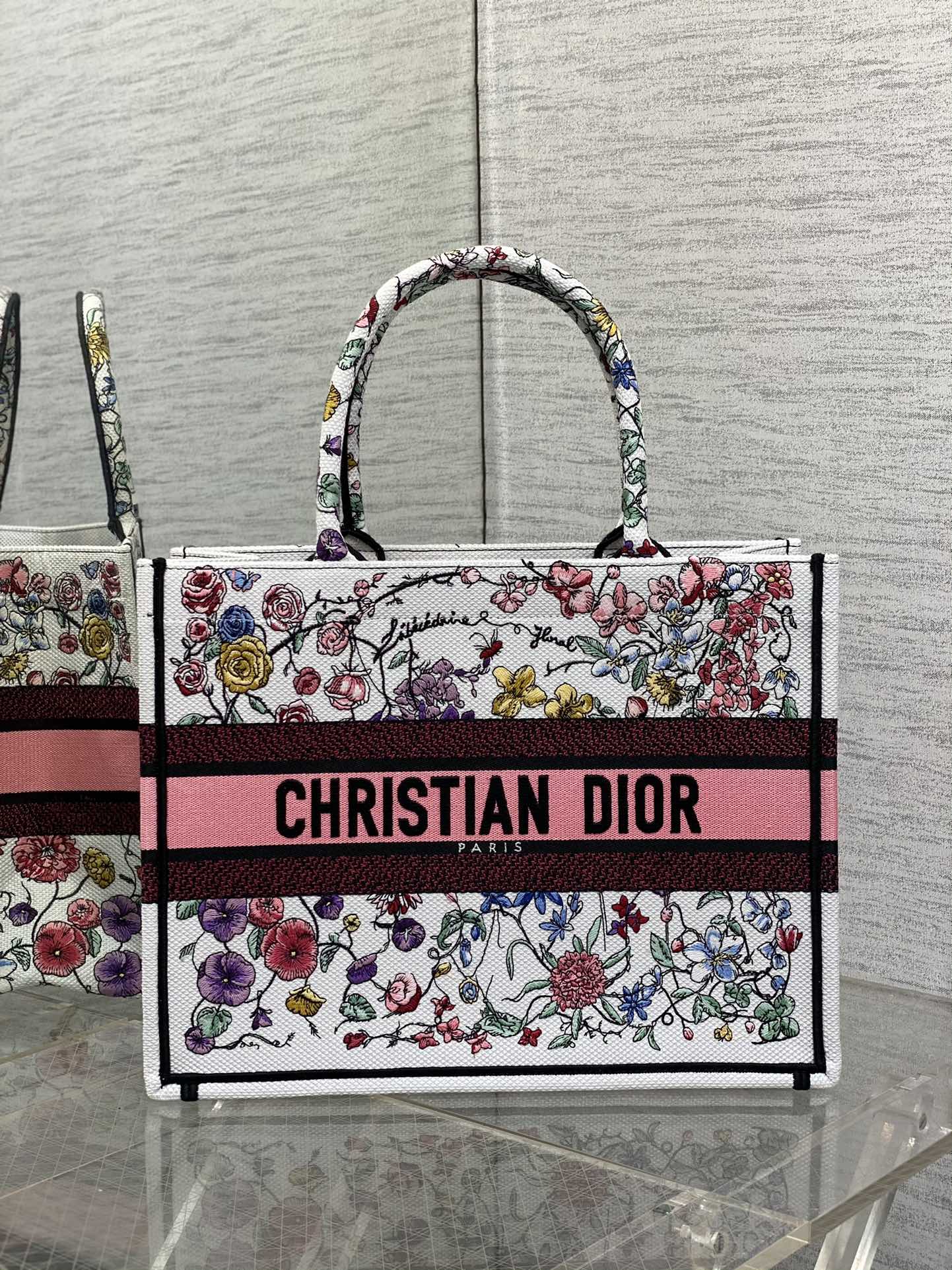 Dior средний Tote с цветочной вышивкой, комбинированная расцветка, буквенный тоут
