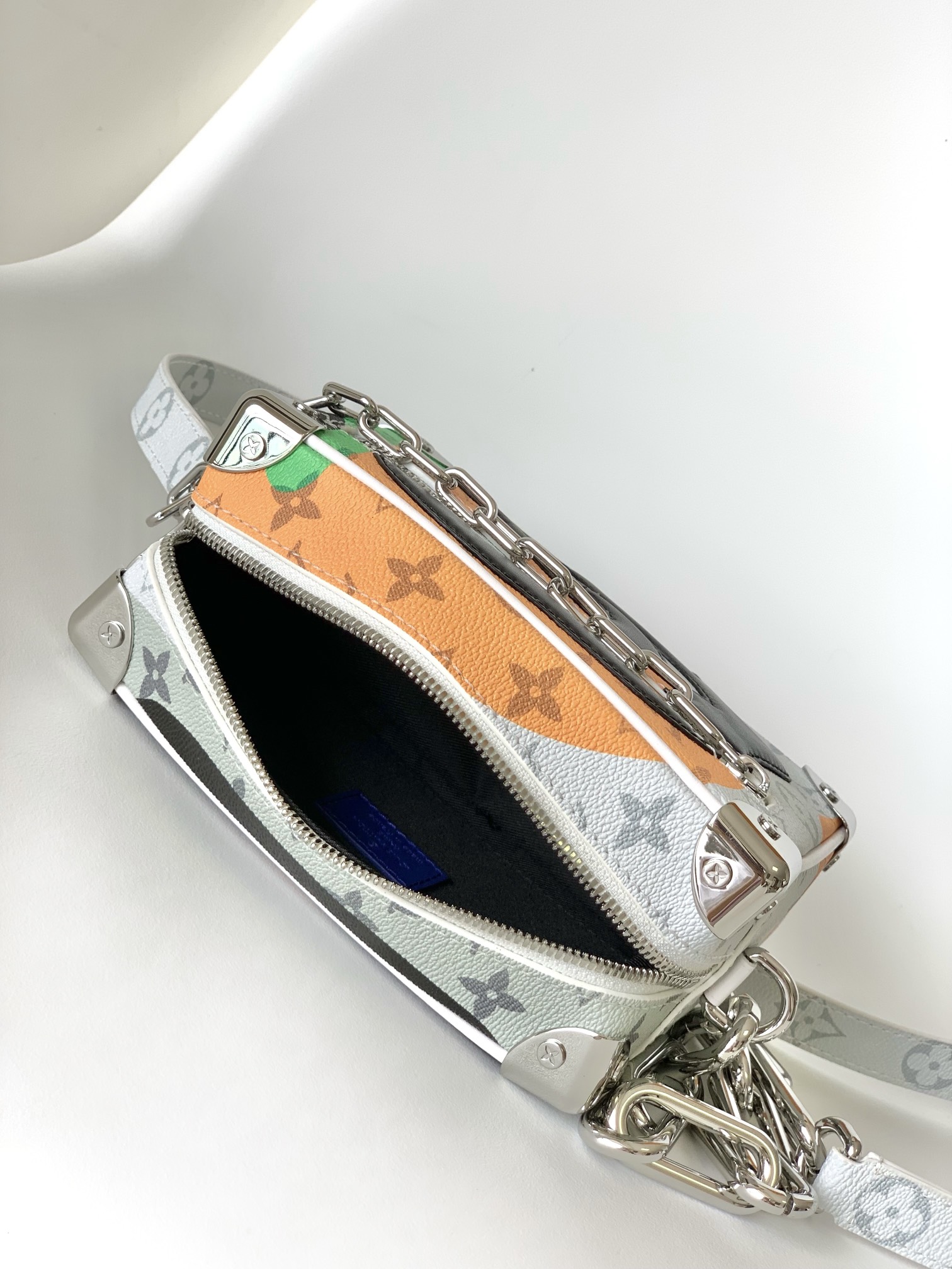 p500💰 M23144眼睛对版 M80892炫彩 M69072 花朵 M44735 黑花 M4448老花 M68906 金口M80159公仔 M82008动物图案 M80816绿花 M58906浮花 M45278长颈鹿 M60394 大格 M81936波点 M98903鳄鱼纹 M82245鸵鸟纹 M20557 云朵 M80033牛仔 顶级原单Virgil Abloh 为 2019 春夏秀场呈现 Mini SOFT TRUNK 链条包,讲述 Monogram Eclipse 帆布与树脂链条的融合,以雅致而不失硬朗的气质追溯品牌制箱传承。手拿肩背皆宜。
18.5 x 13.0 x 8.0 厘米 (长 x 高 x 宽)
• Monogram Eclipse 涂层帆布
• 织物内衬
• 牛皮革饰边
• 金属件
• 拉链外袋
• 内贴袋
• 肩带:不可拆卸,可调节
• 包带半长:42.0 厘米
• 包带半长可调至:58.0 厘米