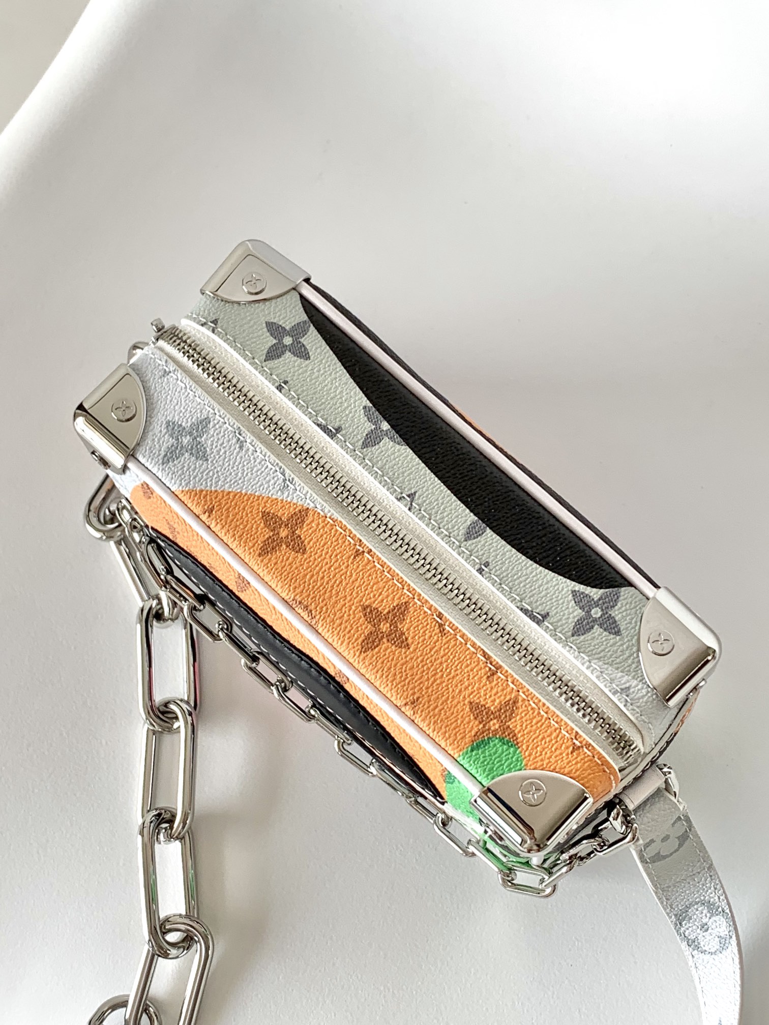 p500💰 M23144眼睛对版 M80892炫彩 M69072 花朵 M44735 黑花 M4448老花 M68906 金口M80159公仔 M82008动物图案 M80816绿花 M58906浮花 M45278长颈鹿 M60394 大格 M81936波点 M98903鳄鱼纹 M82245鸵鸟纹 M20557 云朵 M80033牛仔 顶级原单Virgil Abloh 为 2019 春夏秀场呈现 Mini SOFT TRUNK 链条包,讲述 Monogram Eclipse 帆布与树脂链条的融合,以雅致而不失硬朗的气质追溯品牌制箱传承。手拿肩背皆宜。
18.5 x 13.0 x 8.0 厘米 (长 x 高 x 宽)
• Monogram Eclipse 涂层帆布
• 织物内衬
• 牛皮革饰边
• 金属件
• 拉链外袋
• 内贴袋
• 肩带:不可拆卸,可调节
• 包带半长:42.0 厘米
• 包带半长可调至:58.0 厘米