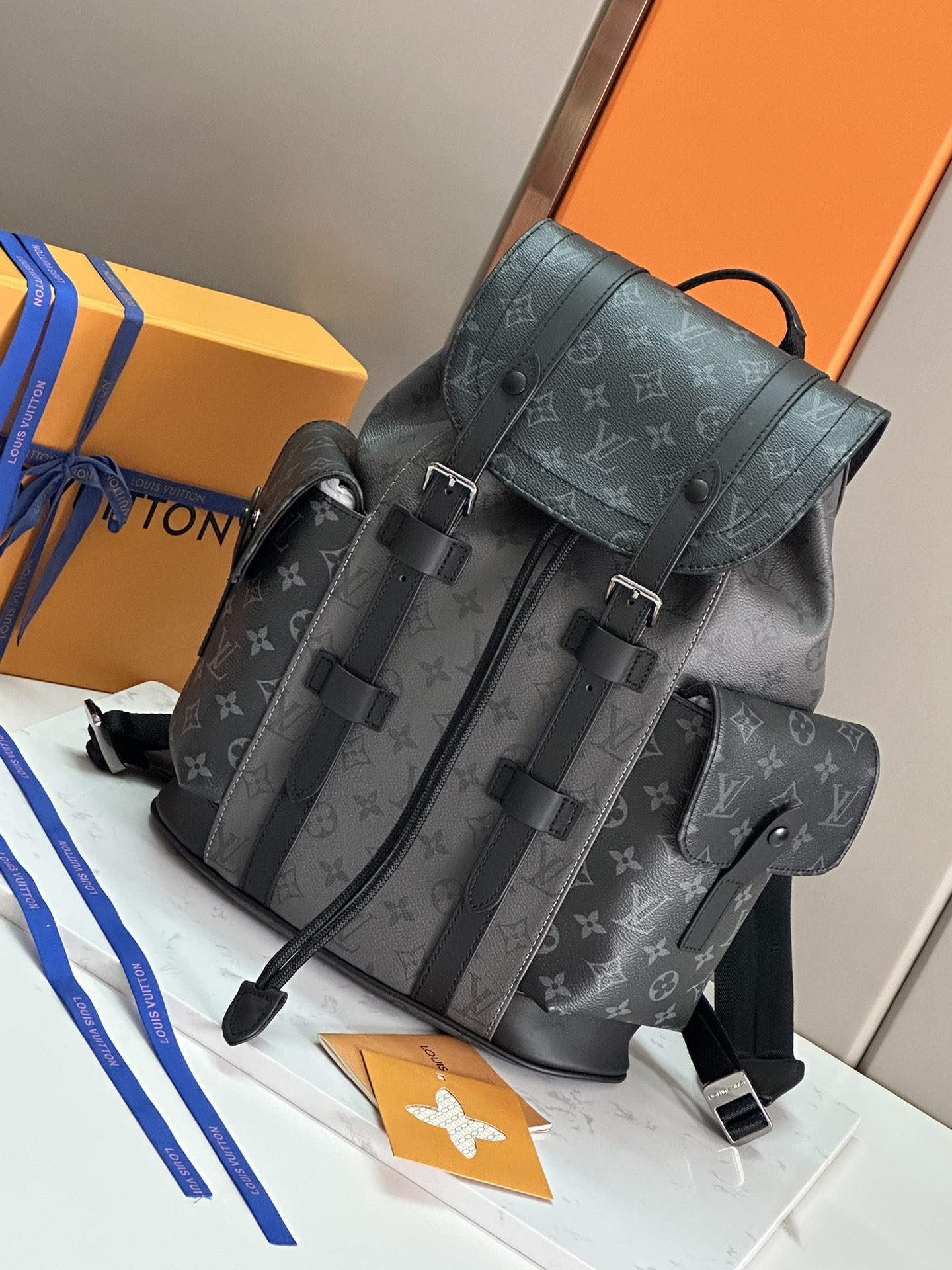 NO:388204,50 Top original original development, all-steel hardware, Christopher small backpack combines Monogram Eclipse Reverse canvas and leather trim, giving the thick texture of a mountaineering bag in a slightly smaller size. The side bags are easy to pick up and hold items, and the leather flip with snaps for safe storage. Monogram Eclipse Reverse coated canvas, cowhide leather trim, fabric lining, metal piece, flip open and close, snap and drawstring open and close, side bag, iPad inner bag, zipper inner bag, inner bag, inner patch pocket! ! Model: M46331; Size: 32x39x12CM, LV [top original list], louis vuitton, versace, cowhide1986090950 顶级原单原版开发,全钢五金本款 Christopher 小号双肩包融合 Monogram Eclipse Reverse 帆布和皮革饰边,以稍小尺寸呈现登山包的粗粝质感.侧袋方便取放随行物品,配有按扣的皮革翻盖实现稳妥收纳.Monogram Eclipse Reverse 涂层帆布一牛皮革饰边一织物内衬一金属件一翻盖开合一按扣和抽绳开合一侧袋一iPad 内袋一拉链内袋一内贴袋！！型號:M46331；尺寸:32x39x12CM,LV【顶级原单】,louis vuitton,versace,cowhide,Bag