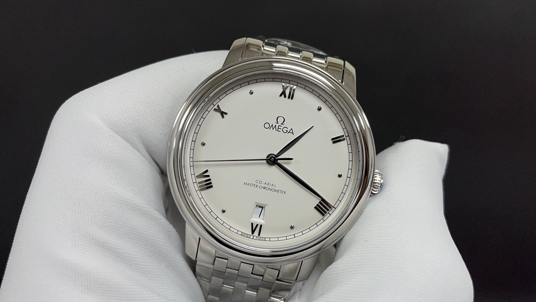 Omega 欧米茄 新款蝶飞 白壳白面 40mm 8800机