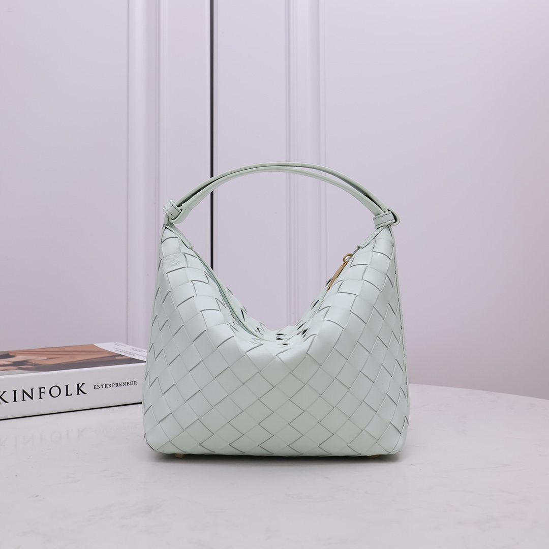 NO:175404,New bag Wallace lunch box bag, handle bag can be adjusted in length, instantly becoming an armpit. The Hobo style on the lower back is quiet and dynamic, and the entire package uses imported naa lambskin shoulder straps to adjust the snaps. It is very convenient to carry it in hand and underarms, and the capacity is also quite good. Come and take it home~ Size 20*13*9.5CM, model number 2266# Glacier Blue, BV, bottega veneta, sheepskin19860909出新包包啦 Wallace 饭盒包,手柄袋可调节长短,瞬间变成可腋 下背的Hobo款式安静的力量,动态的工艺,全包采用进口naa小羊皮肩带调节按扣非常方便 可手拎可腋下,容量也相当不错,快来带它回家吧~ 尺寸20*13*9.5CM,款号2266# 冰川蓝,BV,bottega veneta,sheepskin,Bag