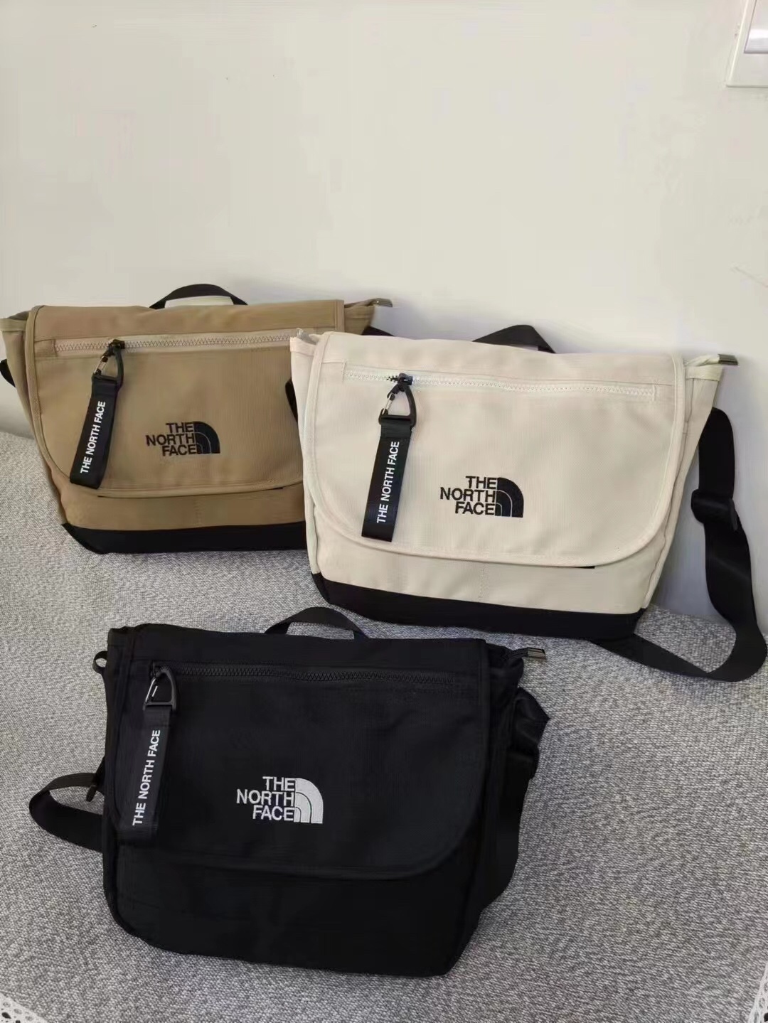 P55💰！北面户外男女百搭帆布邮差包斜挎包单肩包！尺寸：长32cm*宽9.5cm*高28cm 如图3⃣️色.