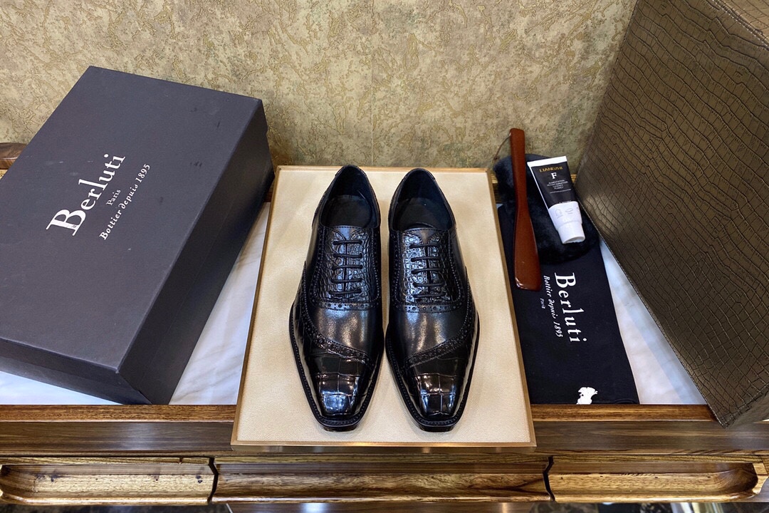 NO:621400,The latest shipment from Berlu*ti counters! The counter price is 80,000 knives! [Domineering Devil - Craftsman Art Boutique] This year's latest Milan World Expo bombing field boutique series imported original luxury materials, exclusively for nobles [a whole pair of Siamese crocodile skins imported from Thailand] The interior is made of fully imported German fetal cows [private mold opening] unparalleled in the market, uniform and coherent, fine craftsmanship, soft enough to be comfortable 38/45 [equipped with red notebooks, special maintenance oil, special towels] high-end luxury, you deserve it,, crocodile skin19860909Berlu*ti专柜最新出货！专柜价格8万刀！【霸气魔鬼—匠工艺术精品】今年最新米兰世博会炸场精品系列 进口原版奢侈用料 貴族专供【整双泰国进口暹罗鳄鱼皮】内里用全进口徳国胎牛【私模开版】市场无与伦比 均匀连贯 工艺精细 柔软程度足以舒适 38/45【配置红本拔 专用保养油 专用毛巾】高端奢侈 您值得拥有,,crocodile skin,Men's shoes