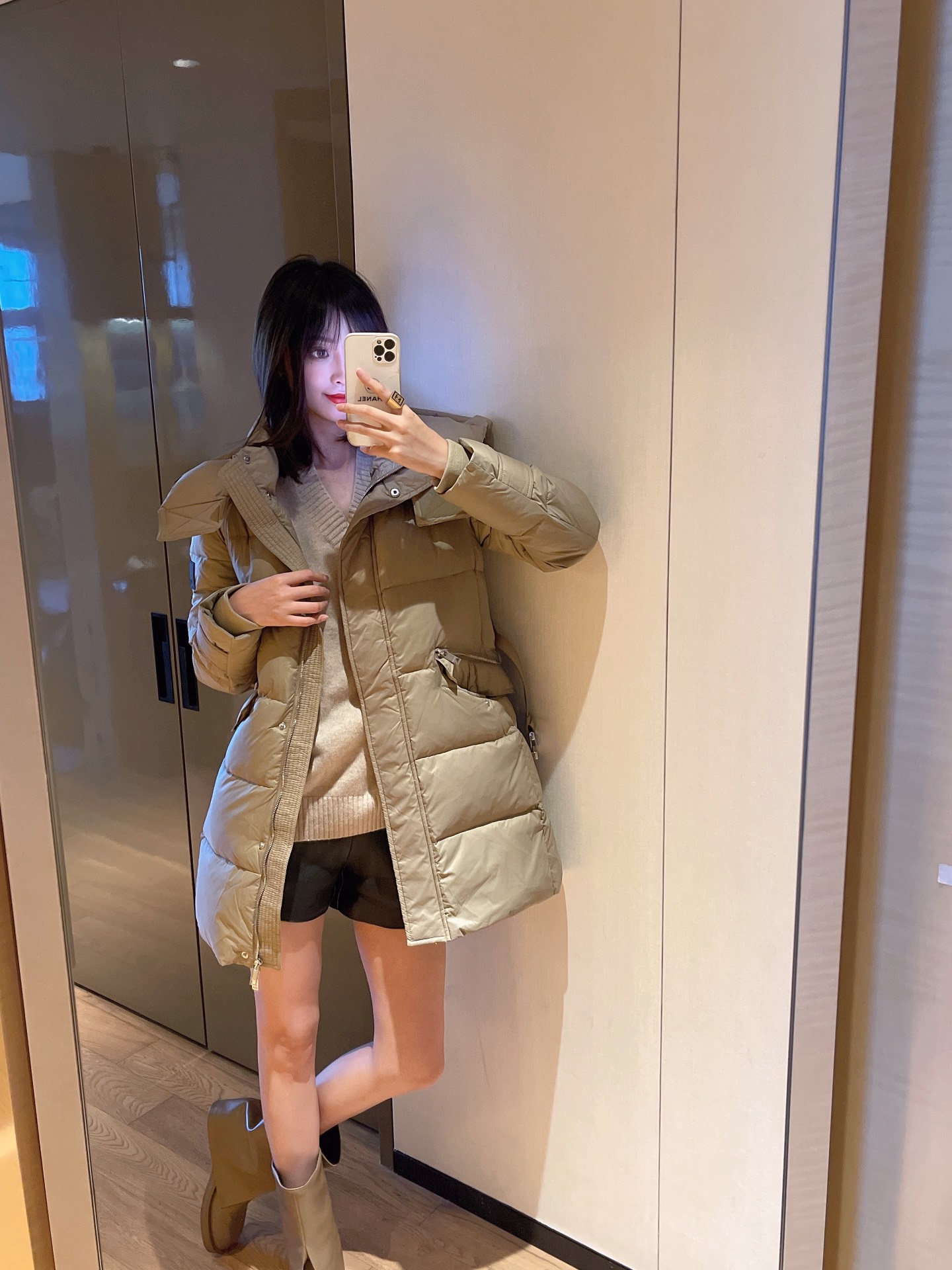 Guangzhou high-version Burberry black label long down coat, 90% white goose feather, grid lining, slim fit with belt. Black, apricot. Sizes S,M,L,XL.-Big cat