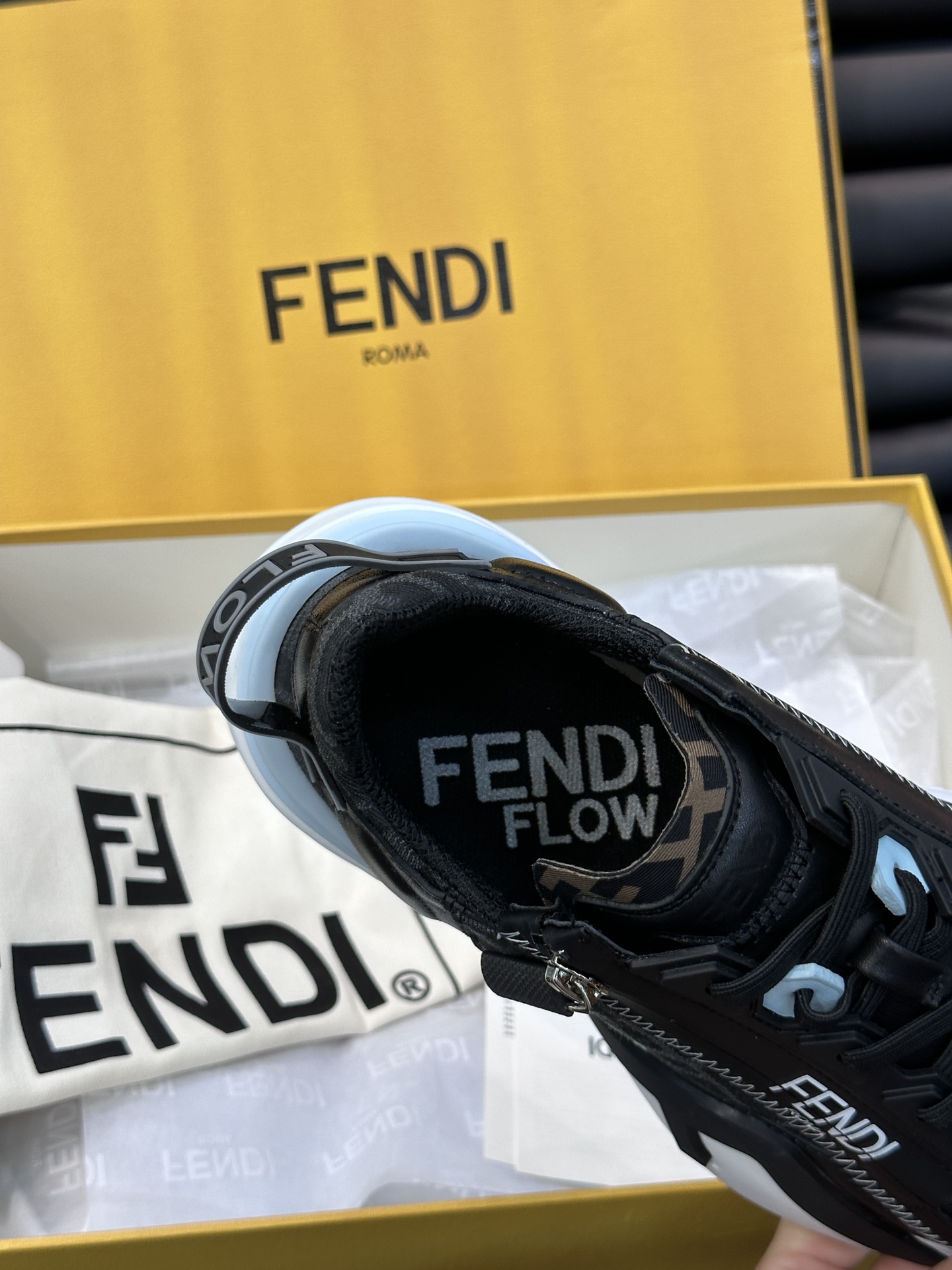 Fend*Flow男士休闲运动鞋搭配