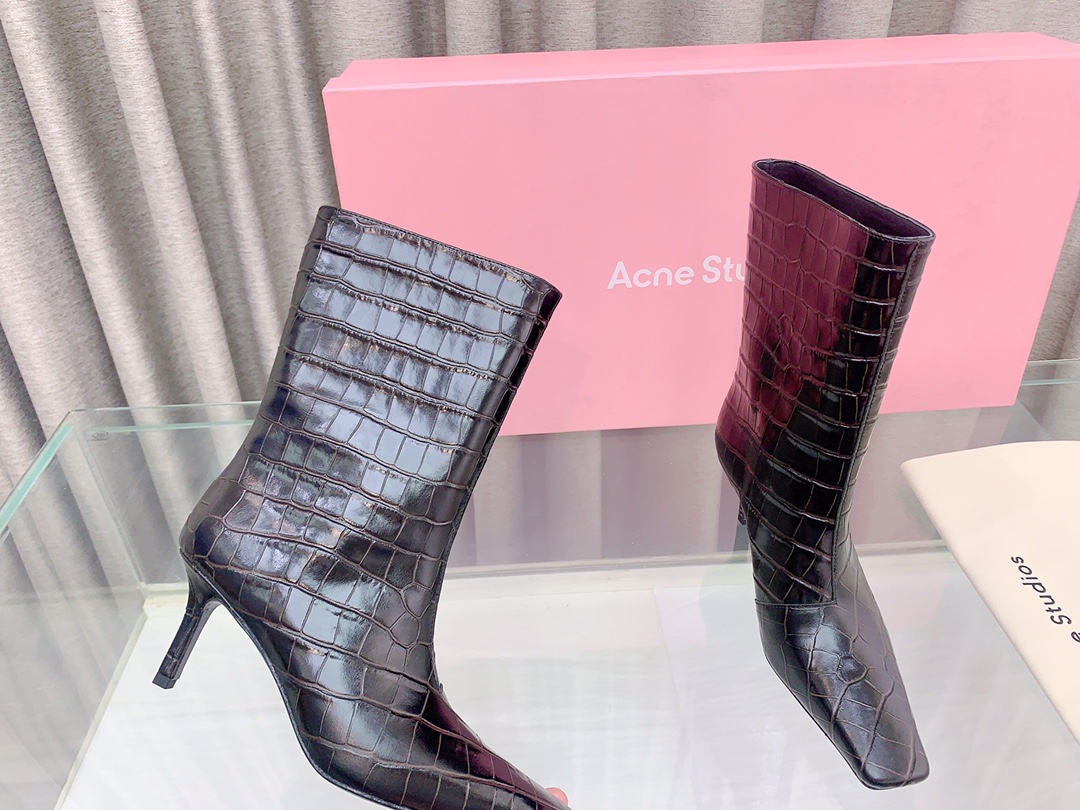 Stylish Boots by Acne Studios with Water-Scavenger Fabrication and Sheep Lining - 图片 5