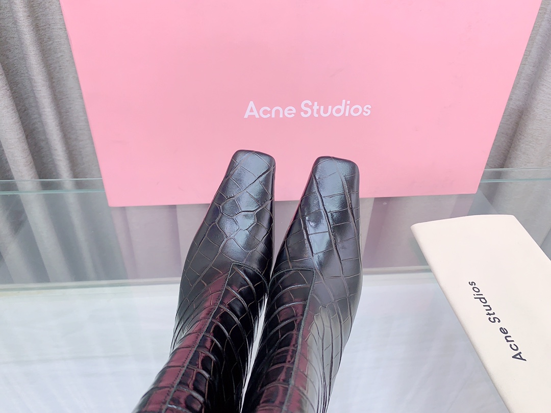 Stylish Boots by Acne Studios with Water-Scavenger Fabrication and Sheep Lining - 图片 6